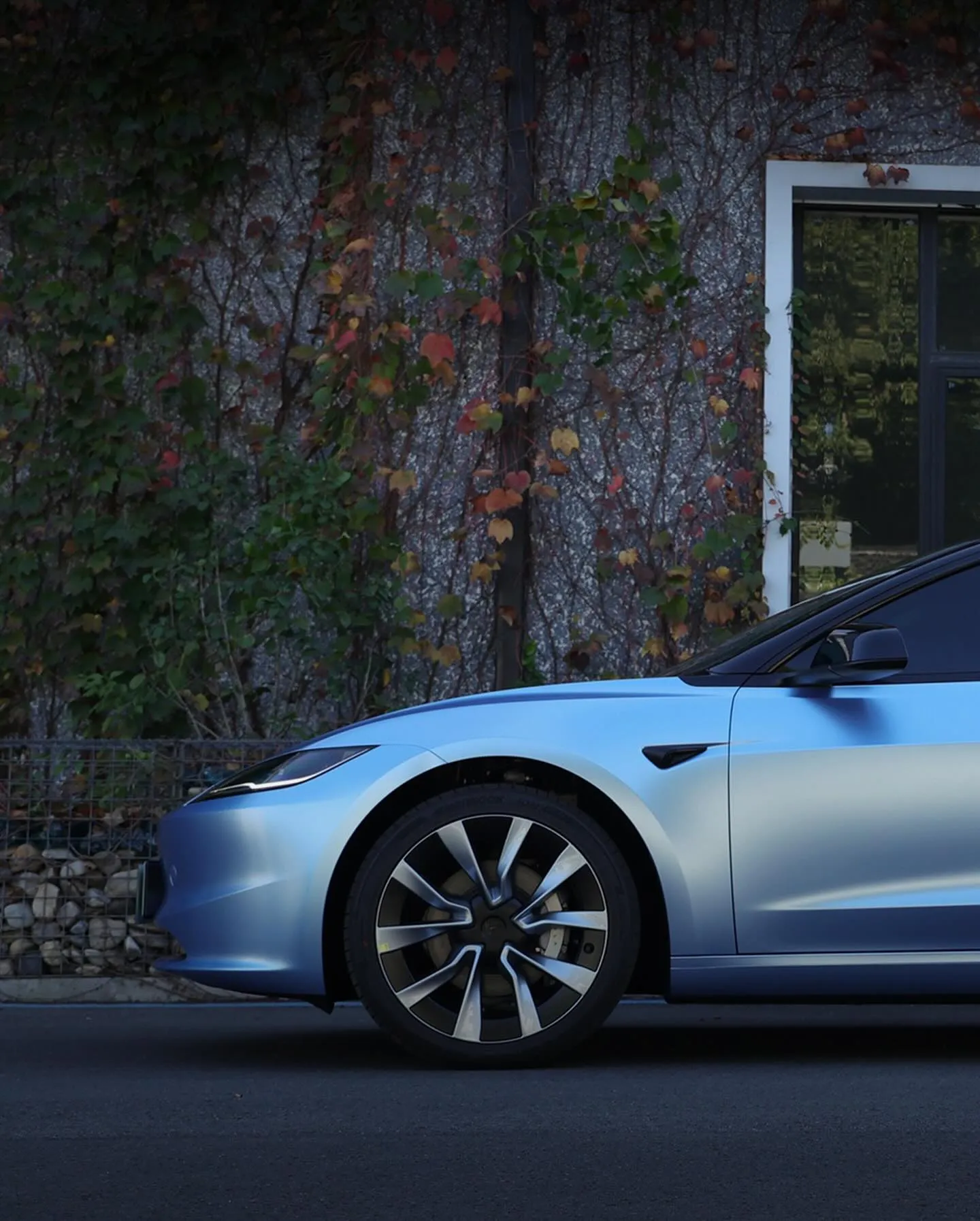 Tesla Model 3 в пленке Pearl Metallic Mist Blue. View 2