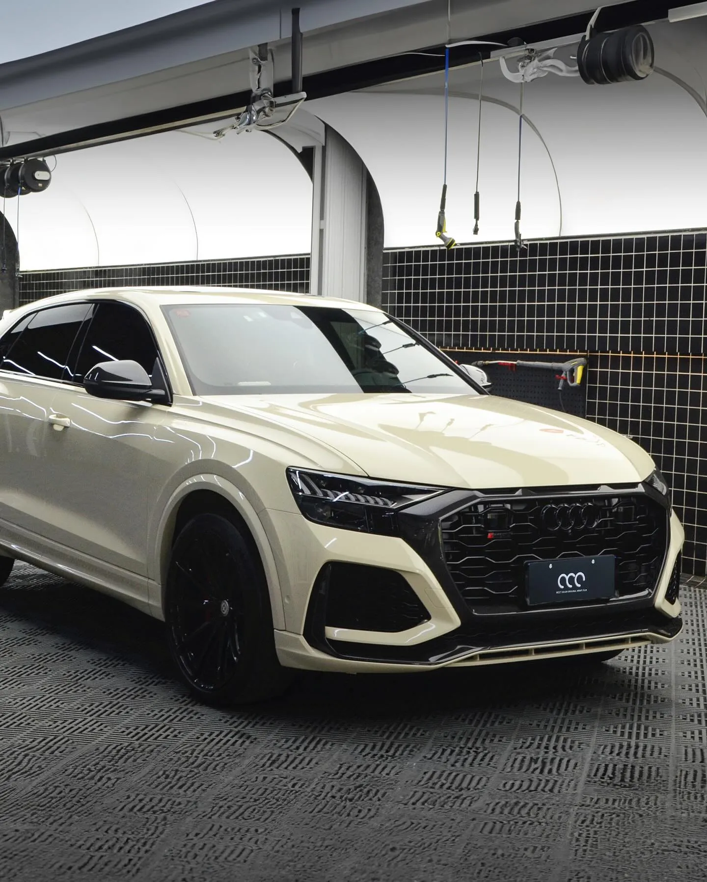 Audi RSQ8, оклеенный пленкой MC Films CG002 Super Gloss Desert Yellow. View 1