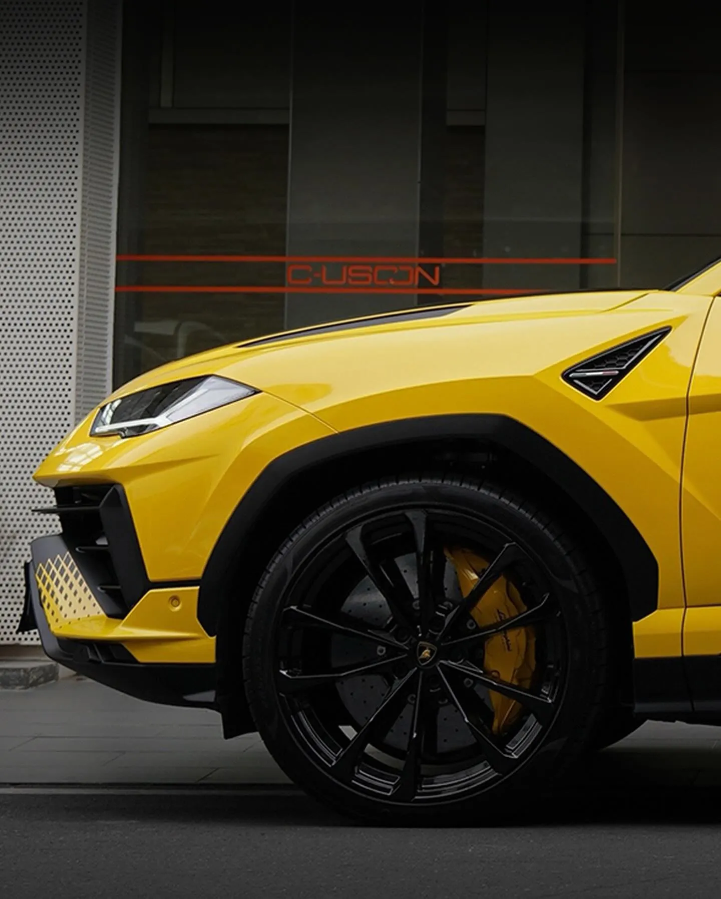 Lamborghini Urus, оклеенный пленкой MC Films High Gloss Giallo Auge. - изображение 5