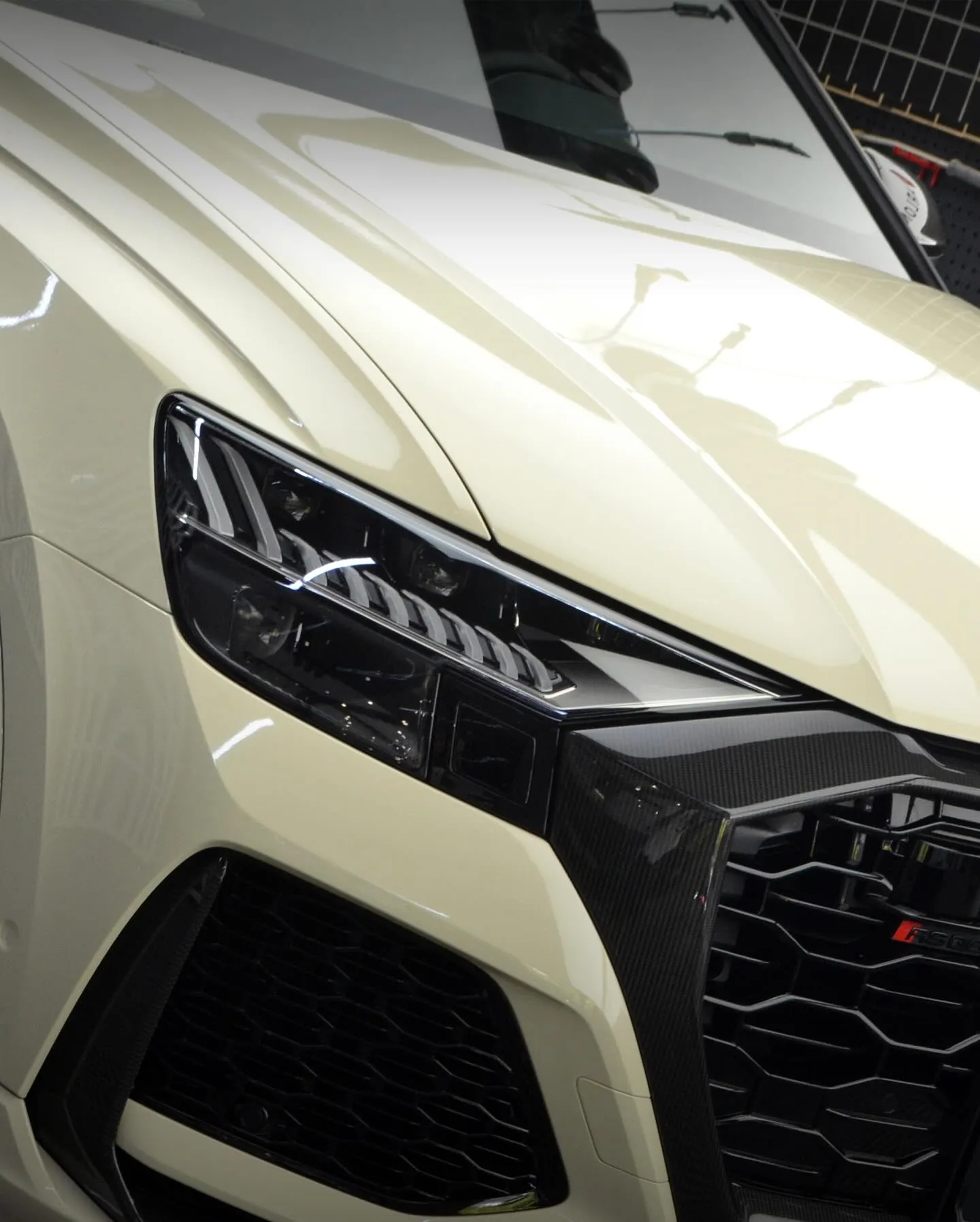 Audi RSQ8, оклеенный пленкой MC Films CG002 Super Gloss Desert Yellow.