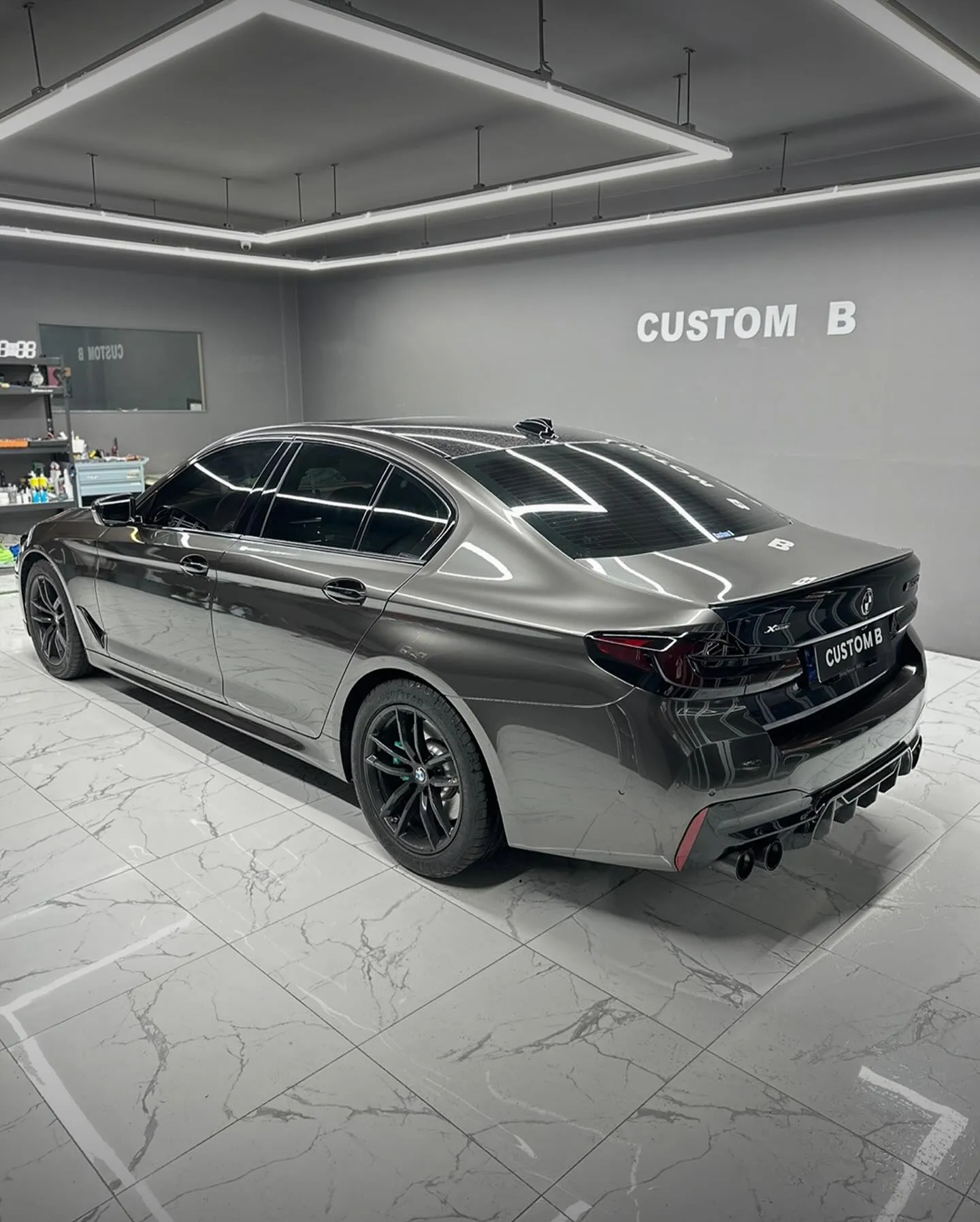 BMW 5 Series, оклеенный пленкой MC Films High Gloss Liquid Metallic Gun Grey. - изображение 4