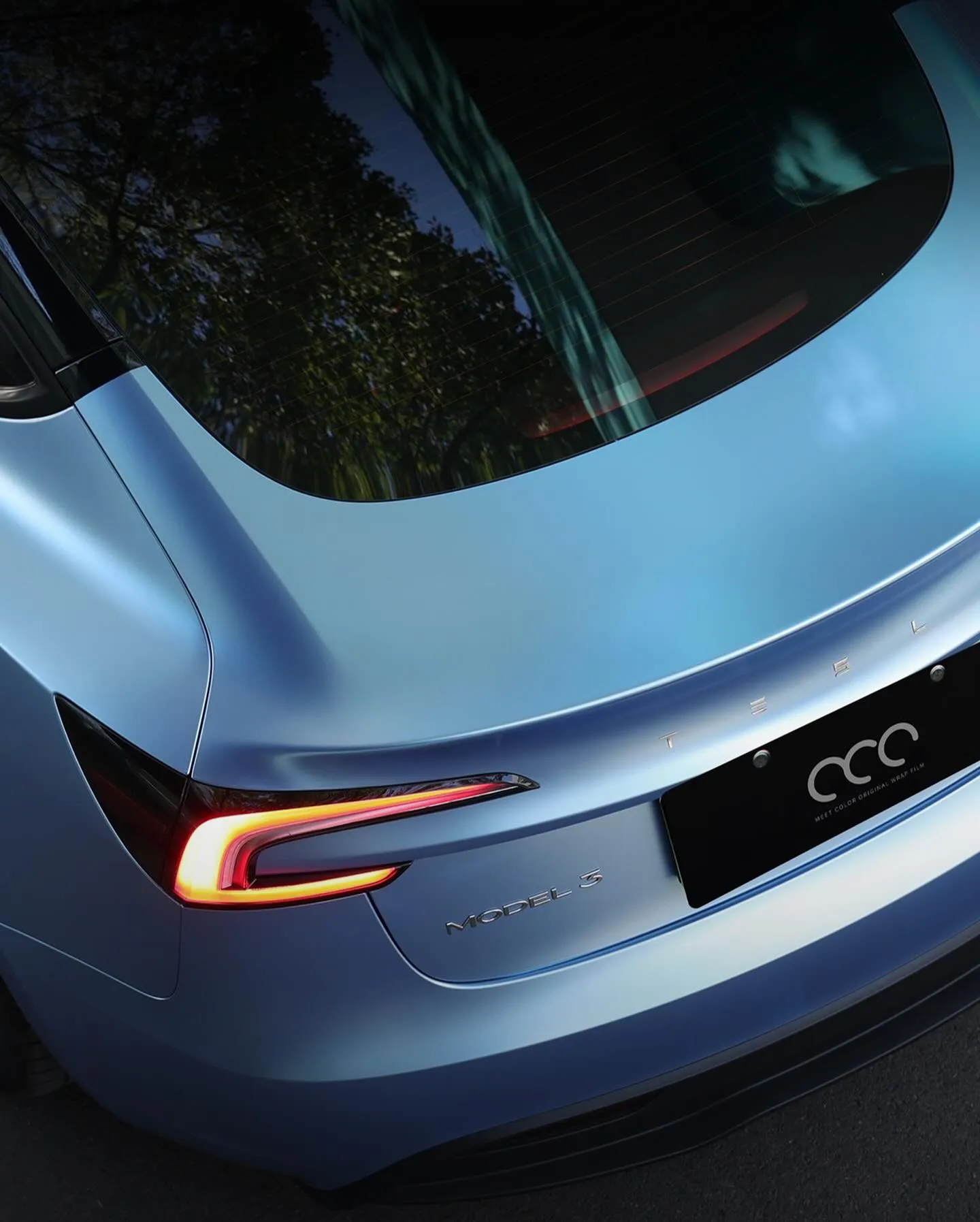 Tesla Model 3 в пленке Pearl Metallic Mist Blue. View 1