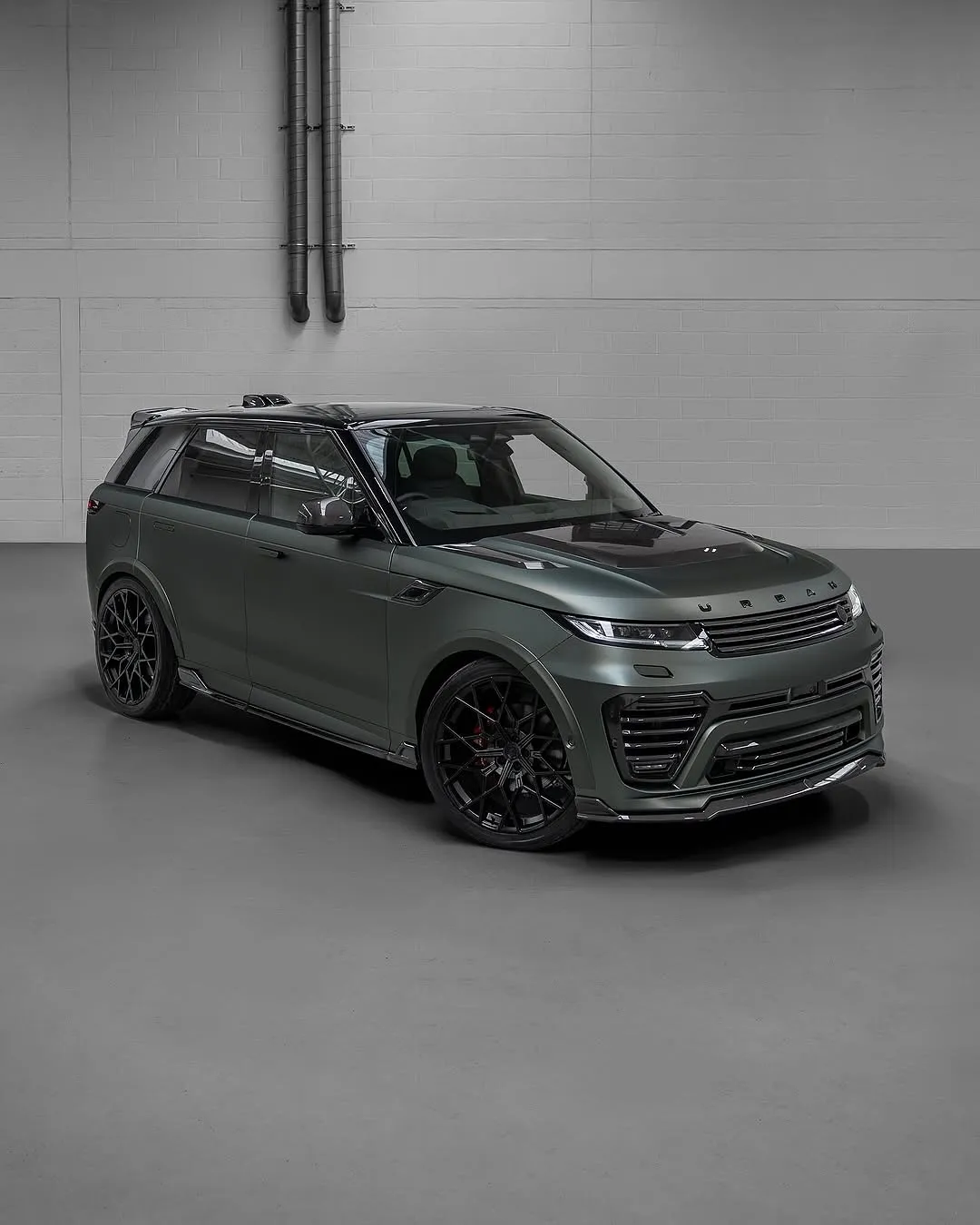 Land Rover Range Rover protected with Inozetek Gloss Midnight Moss Dynamic PPF