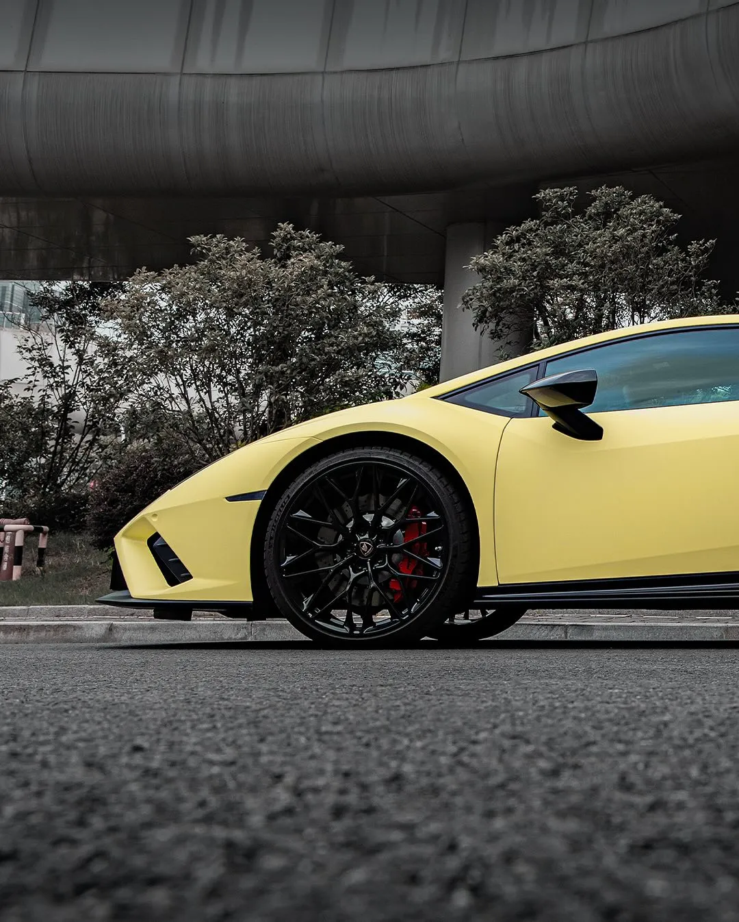 Lamborghini Huracan Evo в пленке Soft Light Yellow. View 1