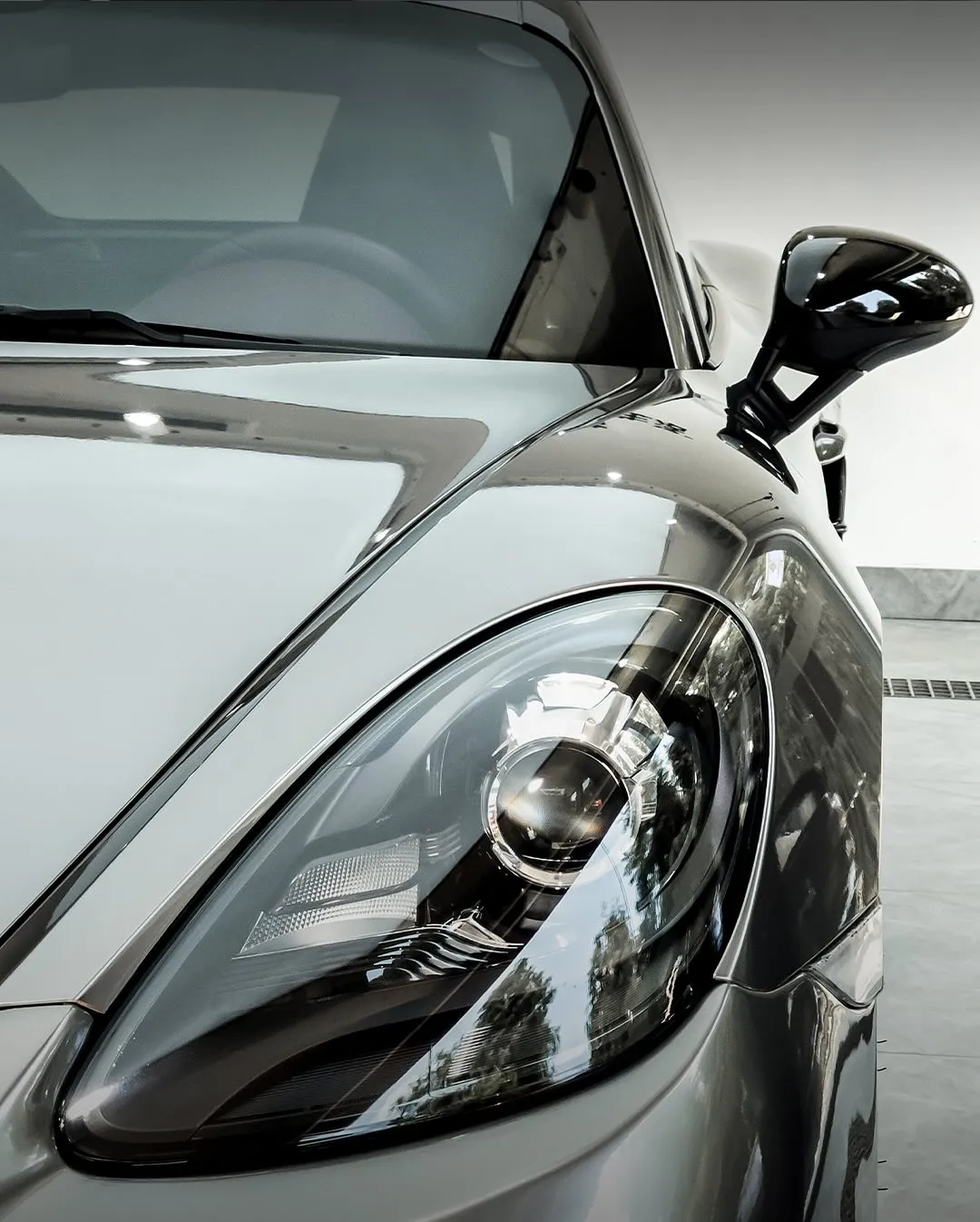 Porsche Cayman 718 в пленке Liquid Metallic Silver. View 1