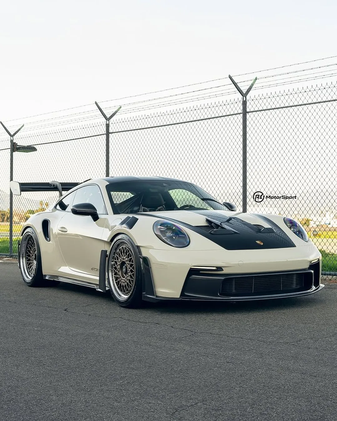 Porsche 992 GT3RS wrapped in Inozetek Boneyard White film. - изображение 6