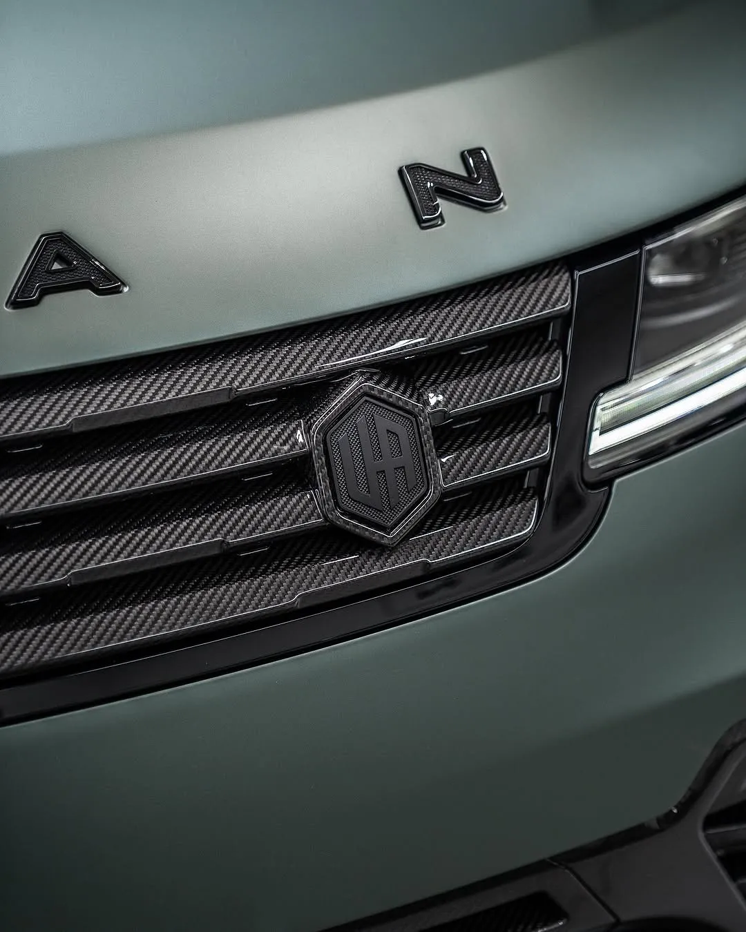 Land Rover Range Rover protected with Inozetek Gloss Midnight Moss Dynamic PPF View 2