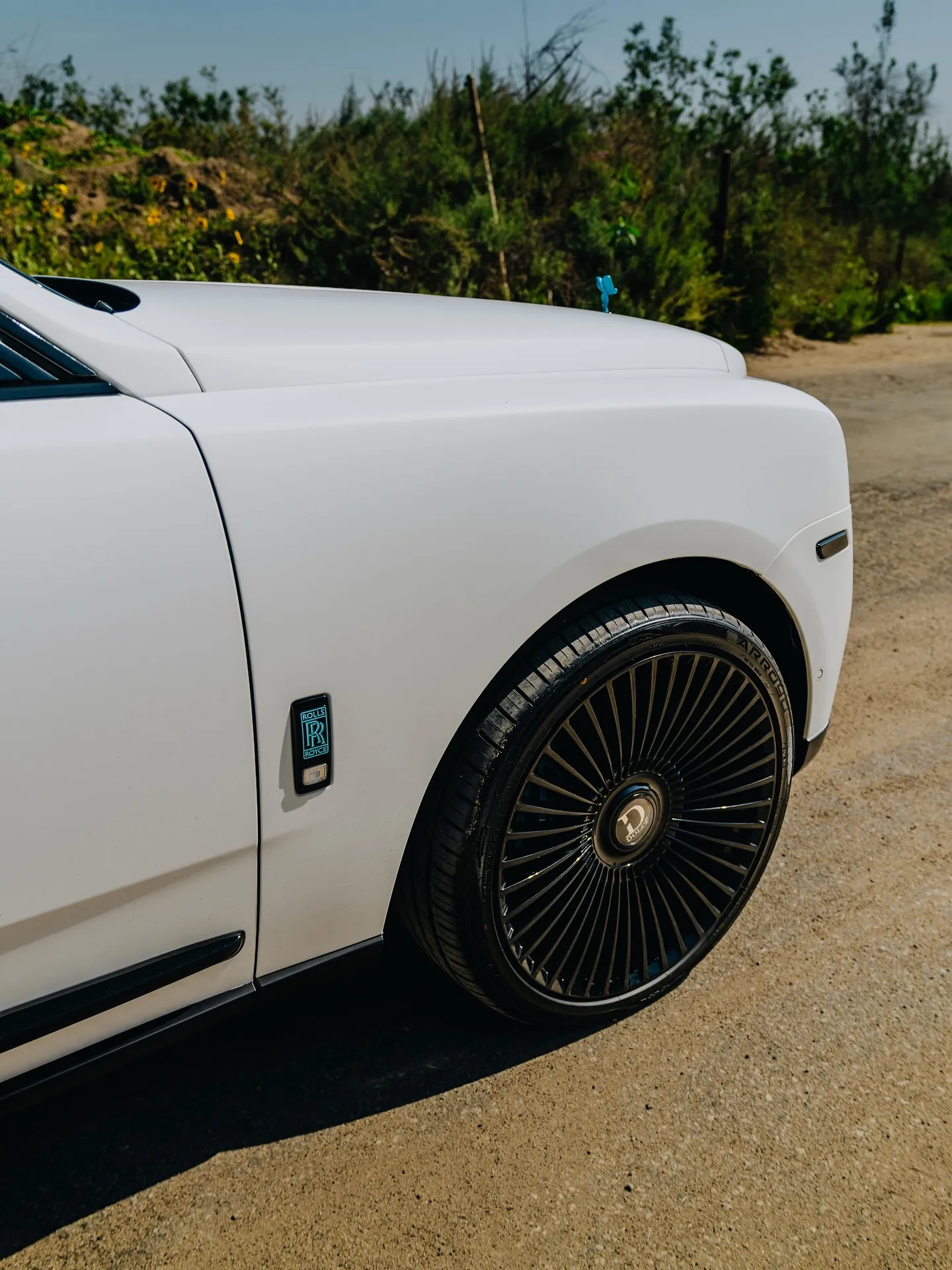 Rolls Royce Cullinan protected with Inozetek Dynamic PPF Satin Pearl White film. View 1