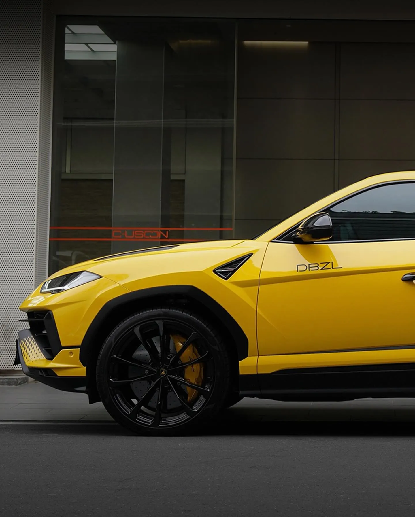 Lamborghini Urus, оклеенный пленкой MC Films High Gloss Giallo Auge. View 2