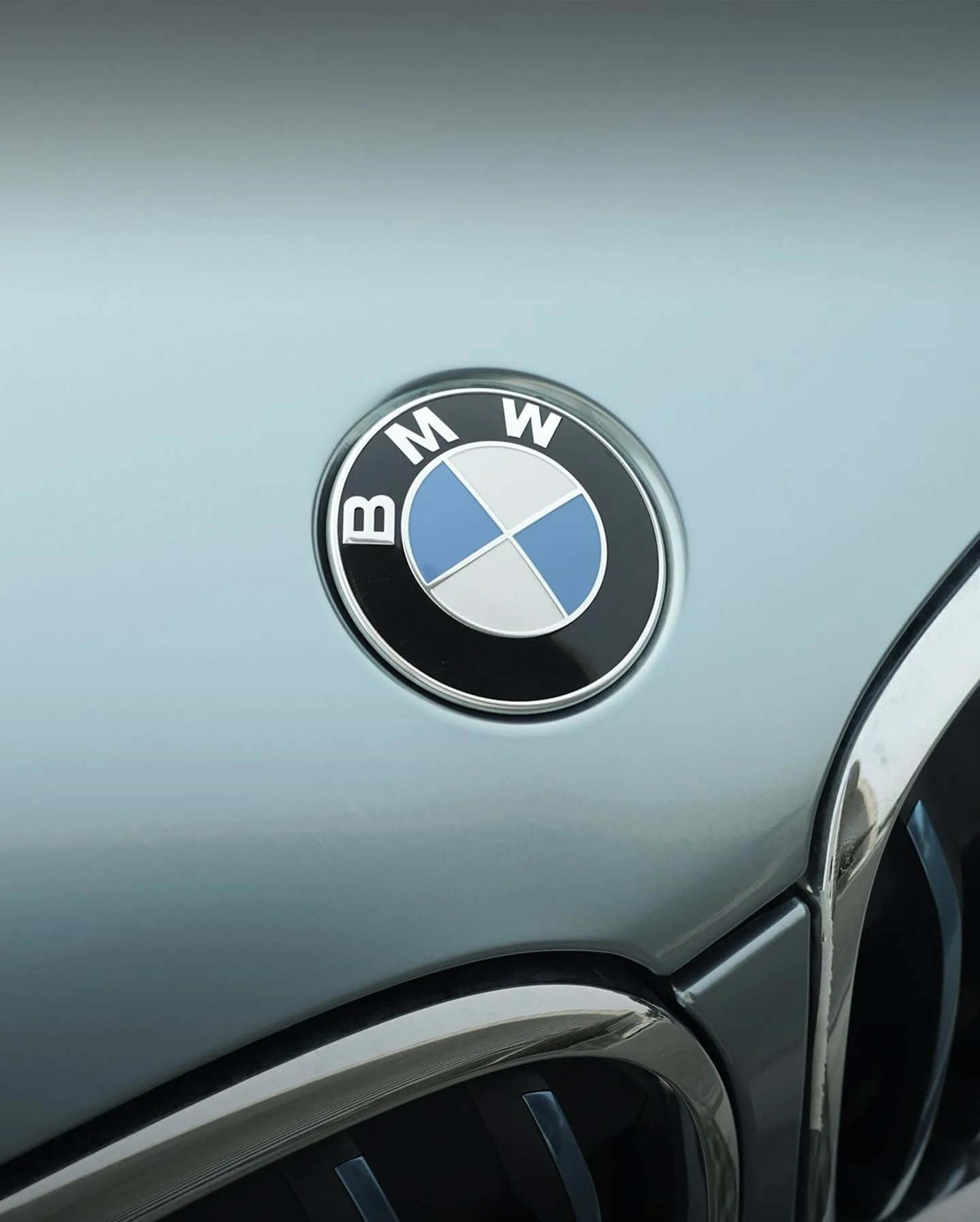 BMW X1, оклеенный пленкой MC Films Gloss Metallic Somato Blue.