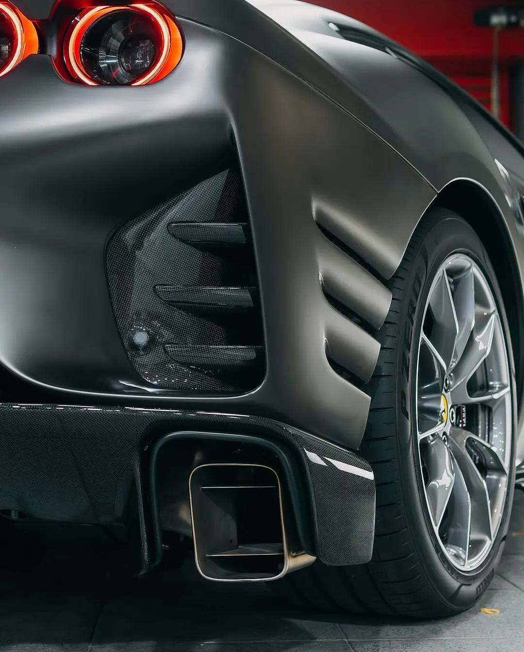 Ferrari 812 in Inozetek Dynamic PPF Gloss Tungsten Grey. - изображение 8