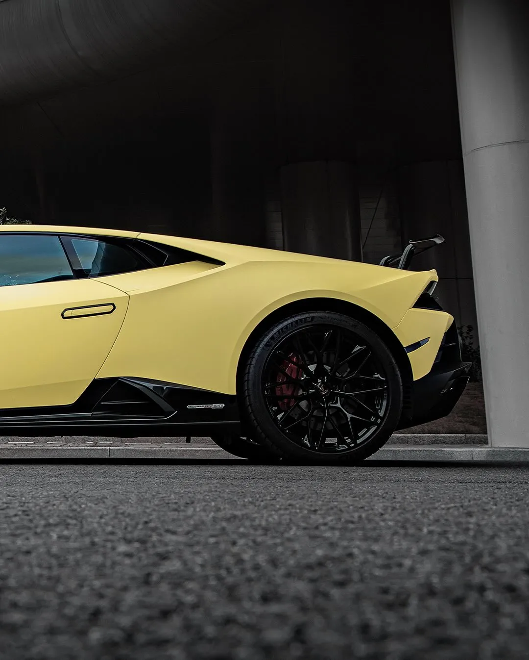 Lamborghini Huracan Evo в пленке Soft Light Yellow. View 2