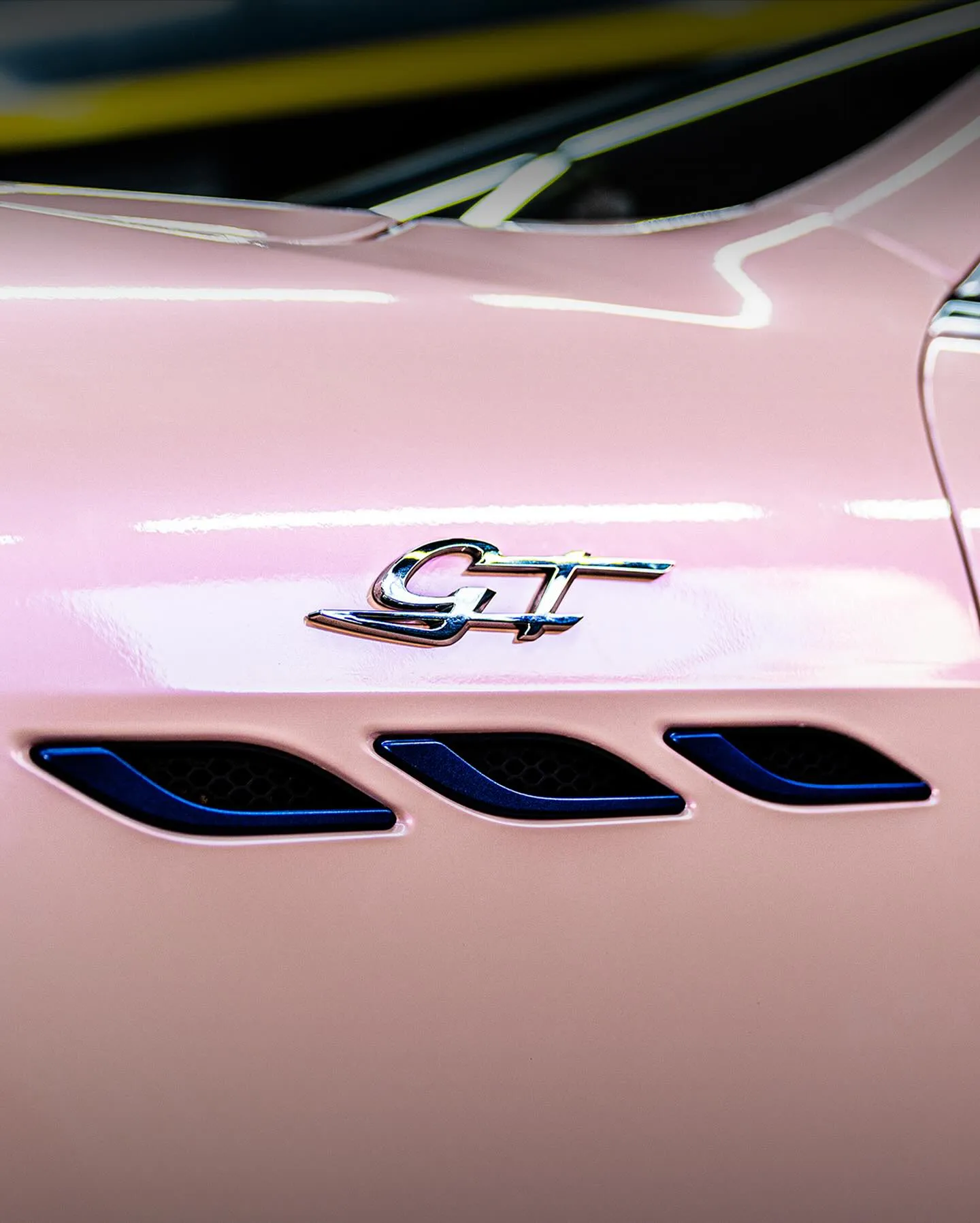 Maserati Quattroporte, оклеенный пленкой MC Films Maserati FM90 Fantastic Pink. - изображение 4