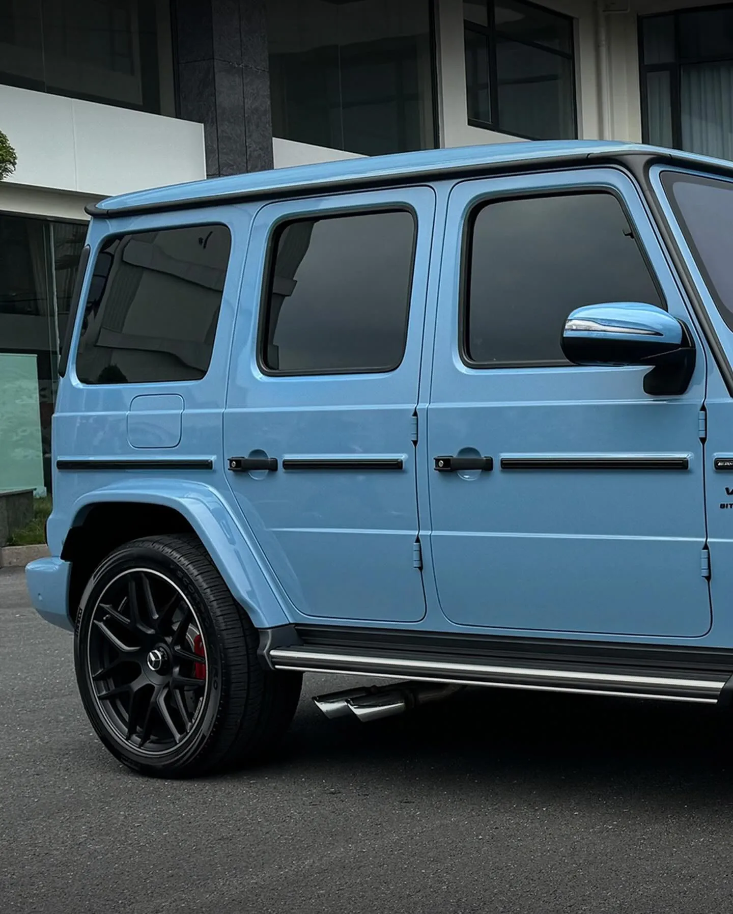 Mercedes G63, оклеенный пленкой MC Films Super Gloss China Blue. - изображение 5