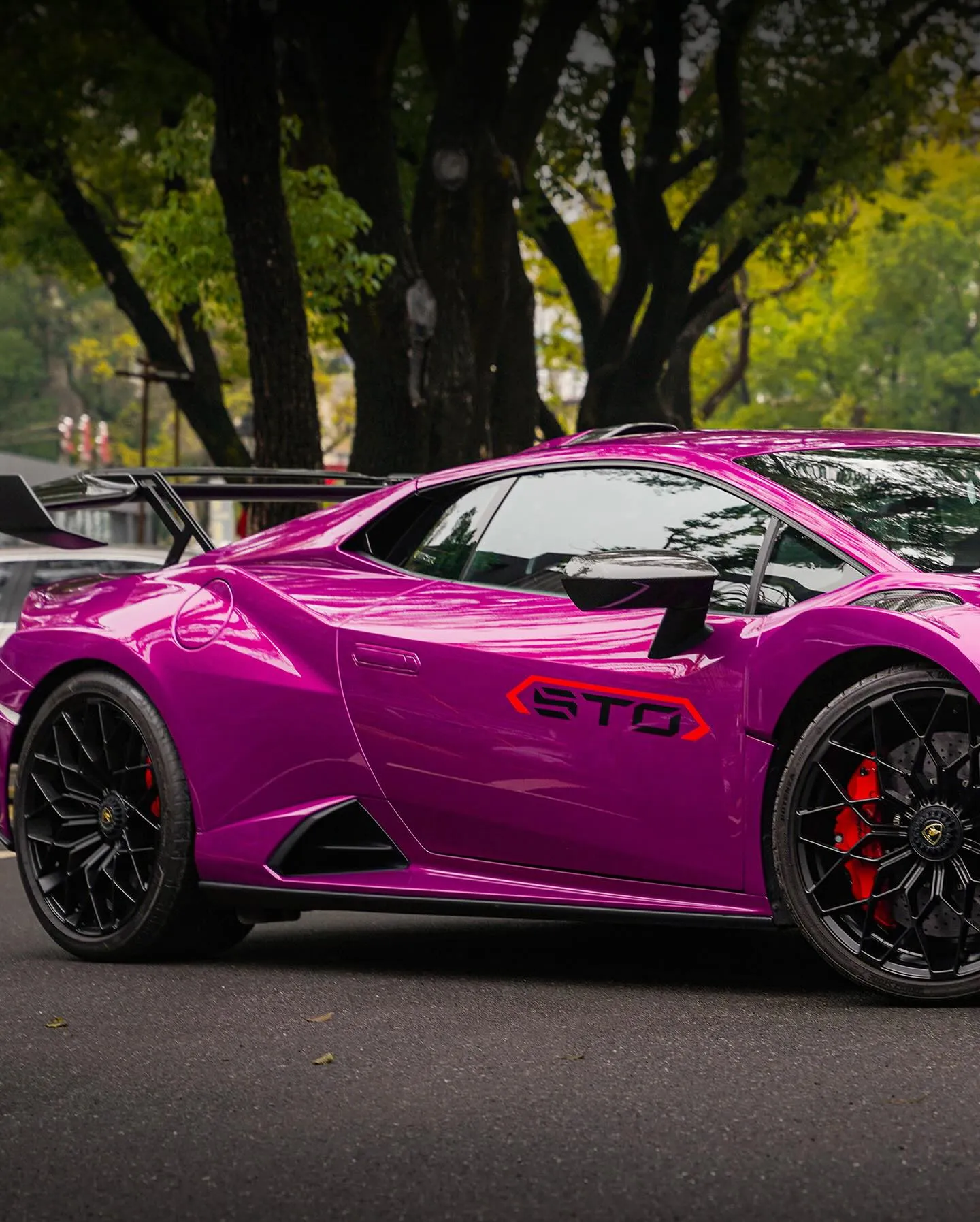 Lamborghini Huracan STO, оклеенный пленкой MC Films Super Gloss Beetroot Purple. - изображение 4