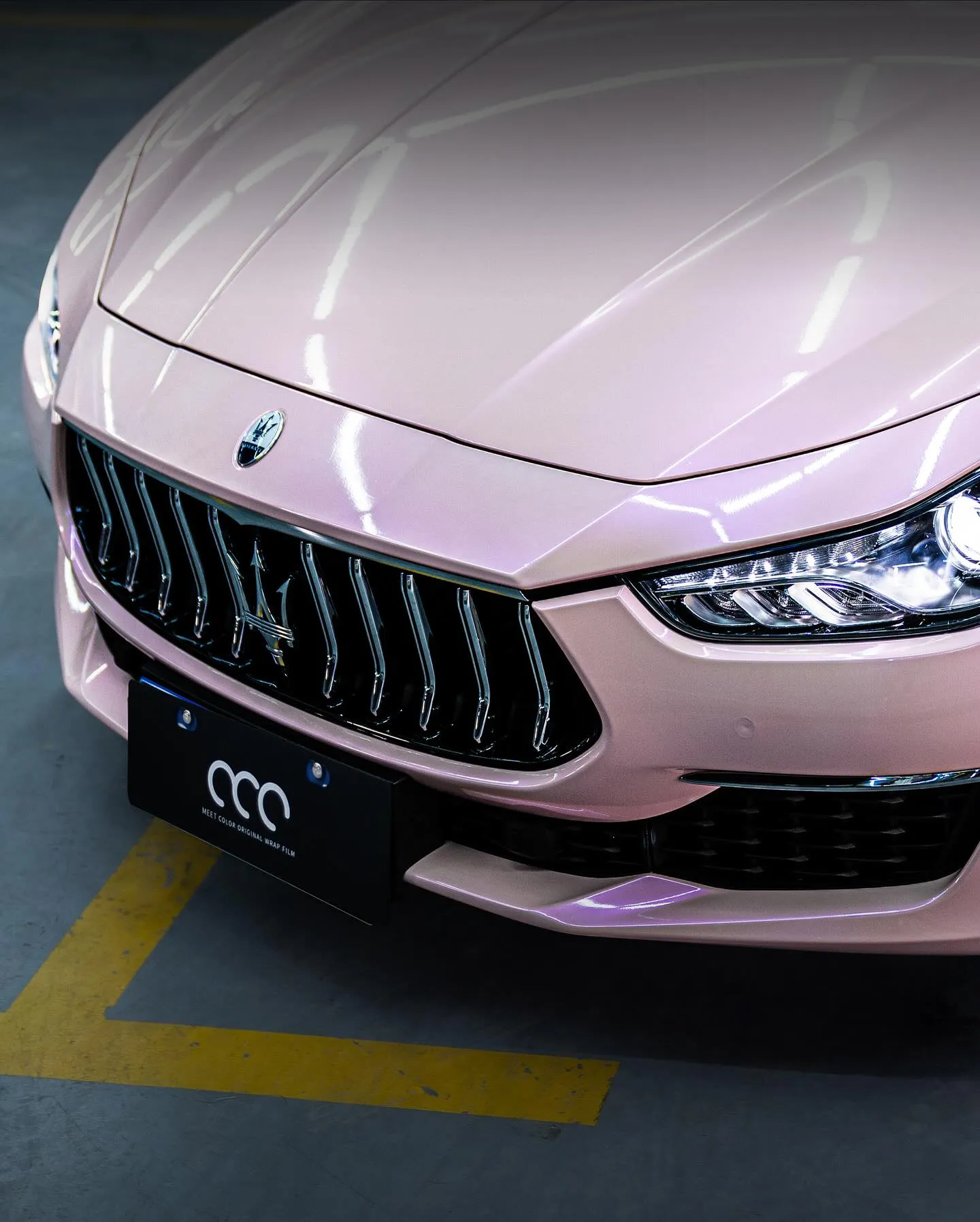 Maserati Quattroporte, оклеенный пленкой MC Films Maserati FM90 Fantastic Pink. View 2