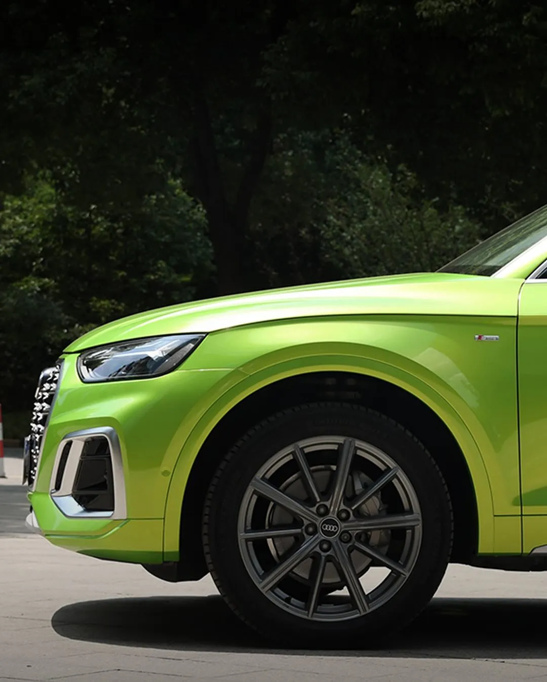 Audi Q5 в пленке Super Gloss Track Green. View 2