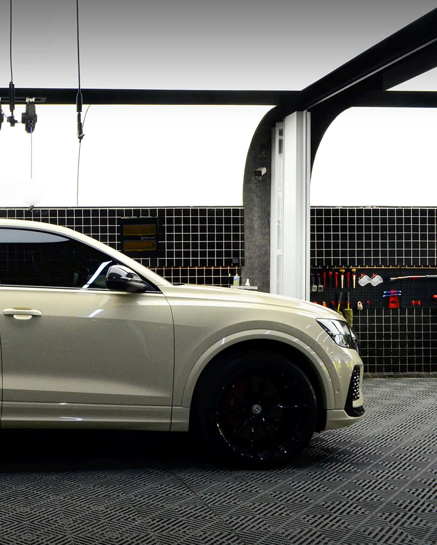 Audi RSQ8, оклеенный пленкой MC Films CG002 Super Gloss Desert Yellow. - изображение 5