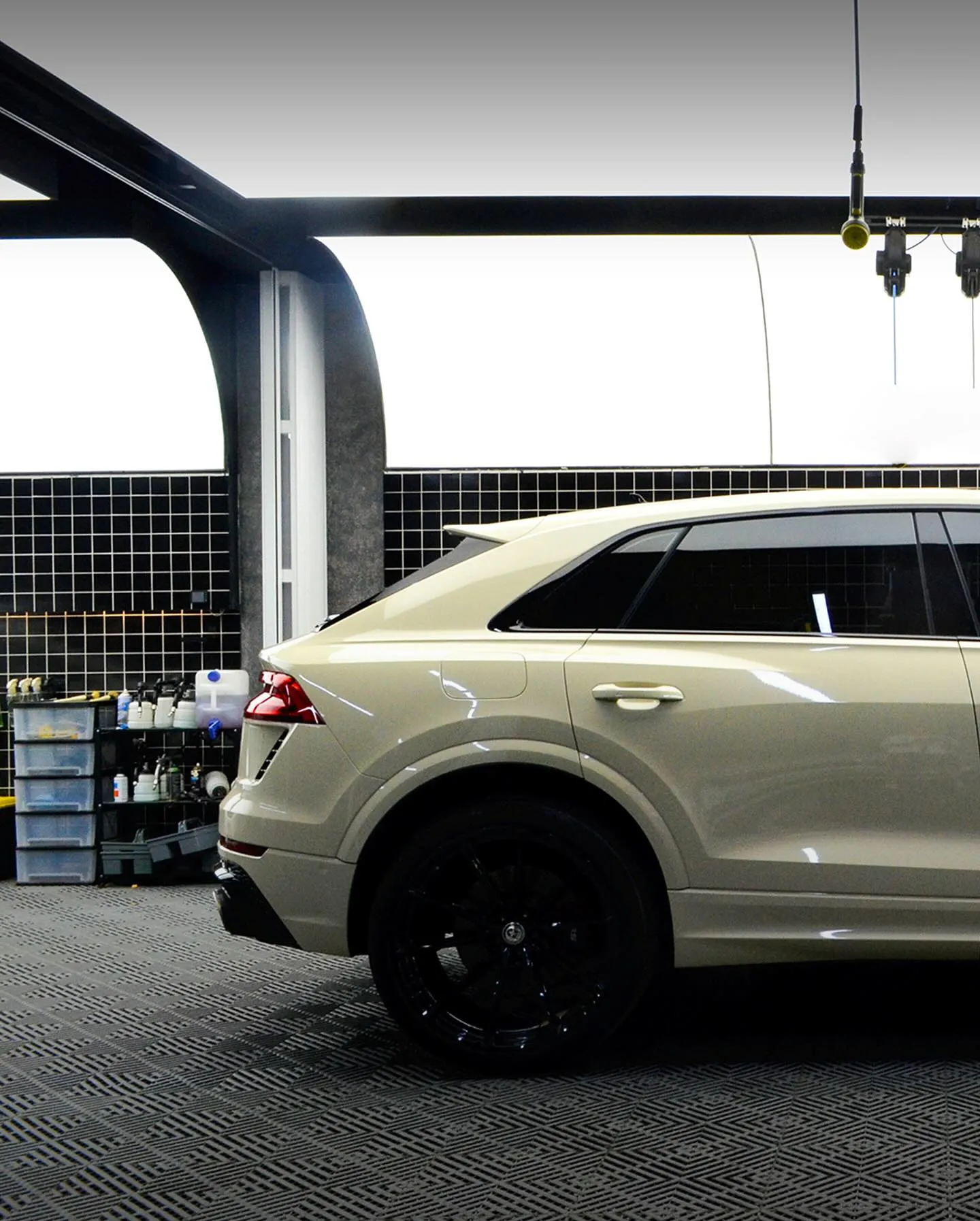 Audi RSQ8, оклеенный пленкой MC Films CG002 Super Gloss Desert Yellow. - изображение 4