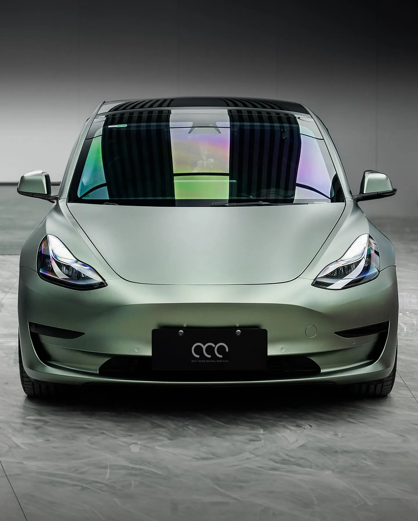 Tesla Model 3, оклеенный пленкой MC Films Matte Metallic Grey Green.