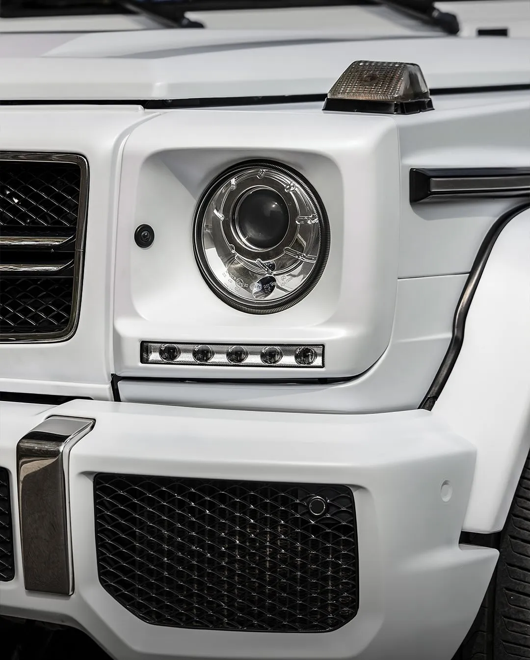 Mercedes-Benz G63 в пленке Super Matte Geranium White. View 2