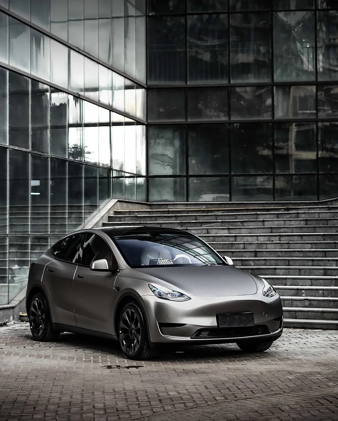 Tesla Model Y в пленке Matte Monza Grey Magno.