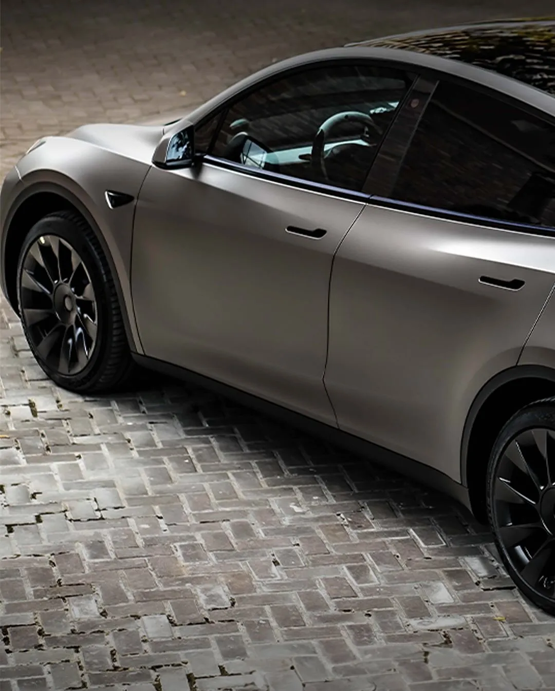 Tesla Model Y в пленке Matte Monza Grey Magno. View 1