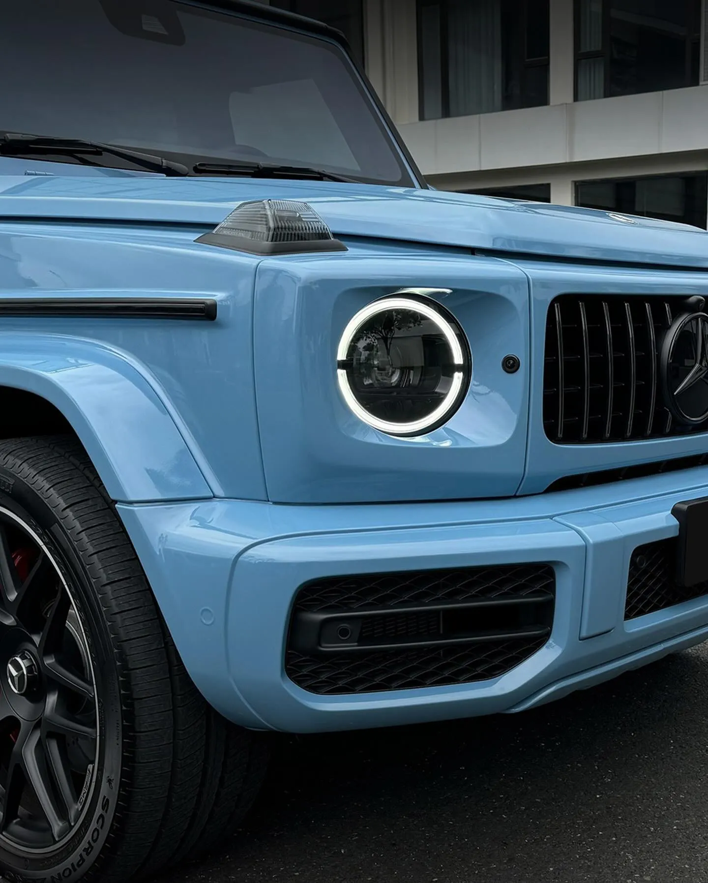 Mercedes G63, оклеенный пленкой MC Films Super Gloss China Blue. View 1