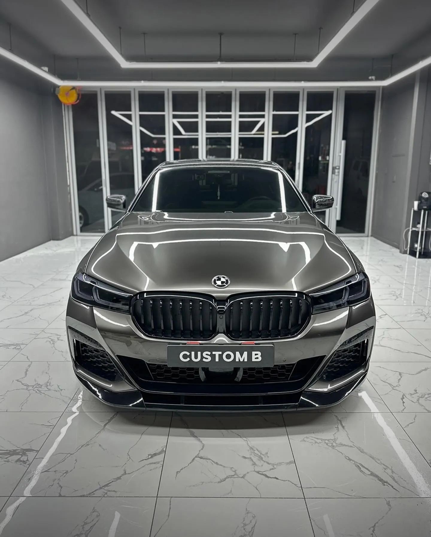 BMW 5 Series, оклеенный пленкой MC Films High Gloss Liquid Metallic Gun Grey. View 2