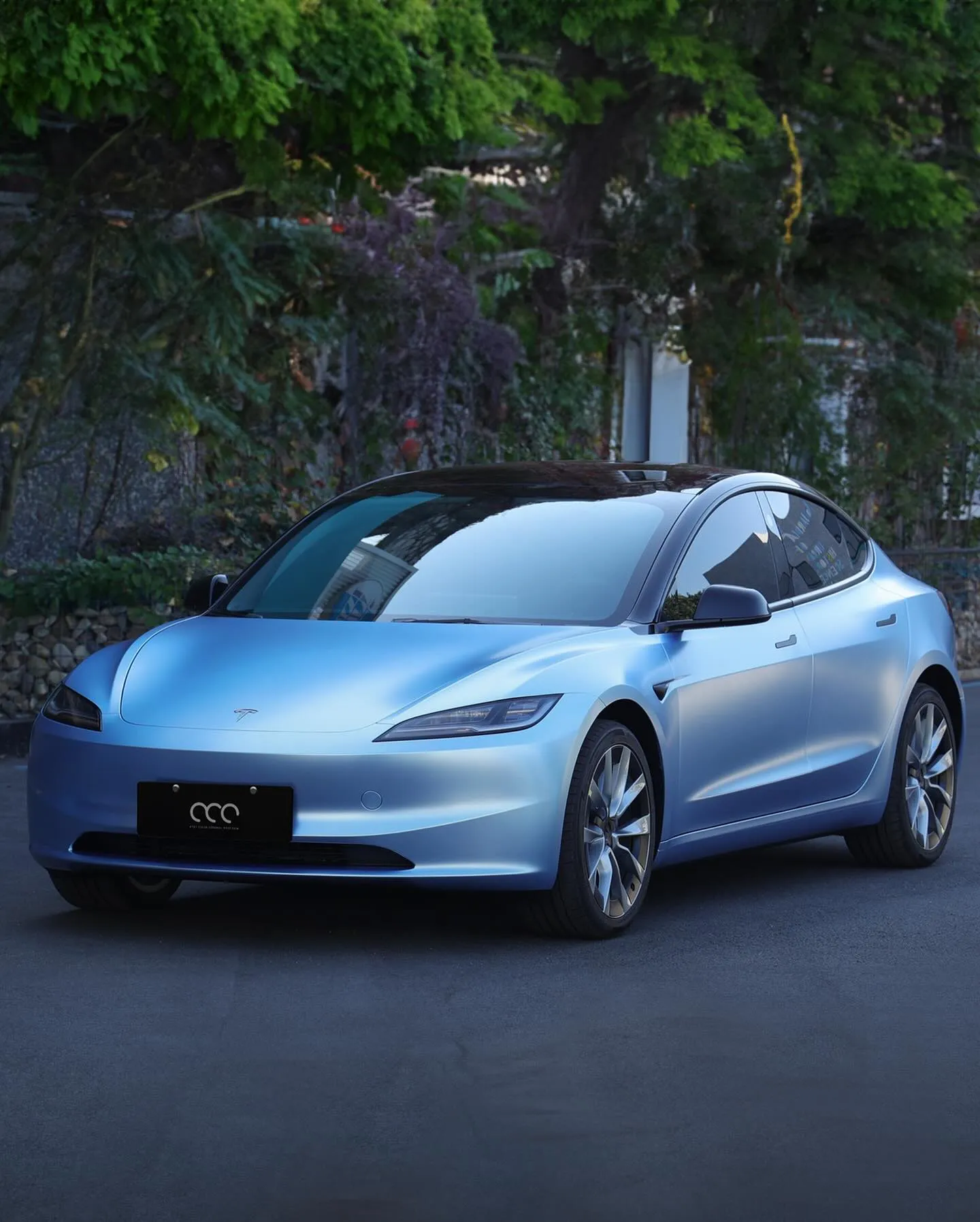 Tesla Model 3 в пленке Pearl Metallic Mist Blue.