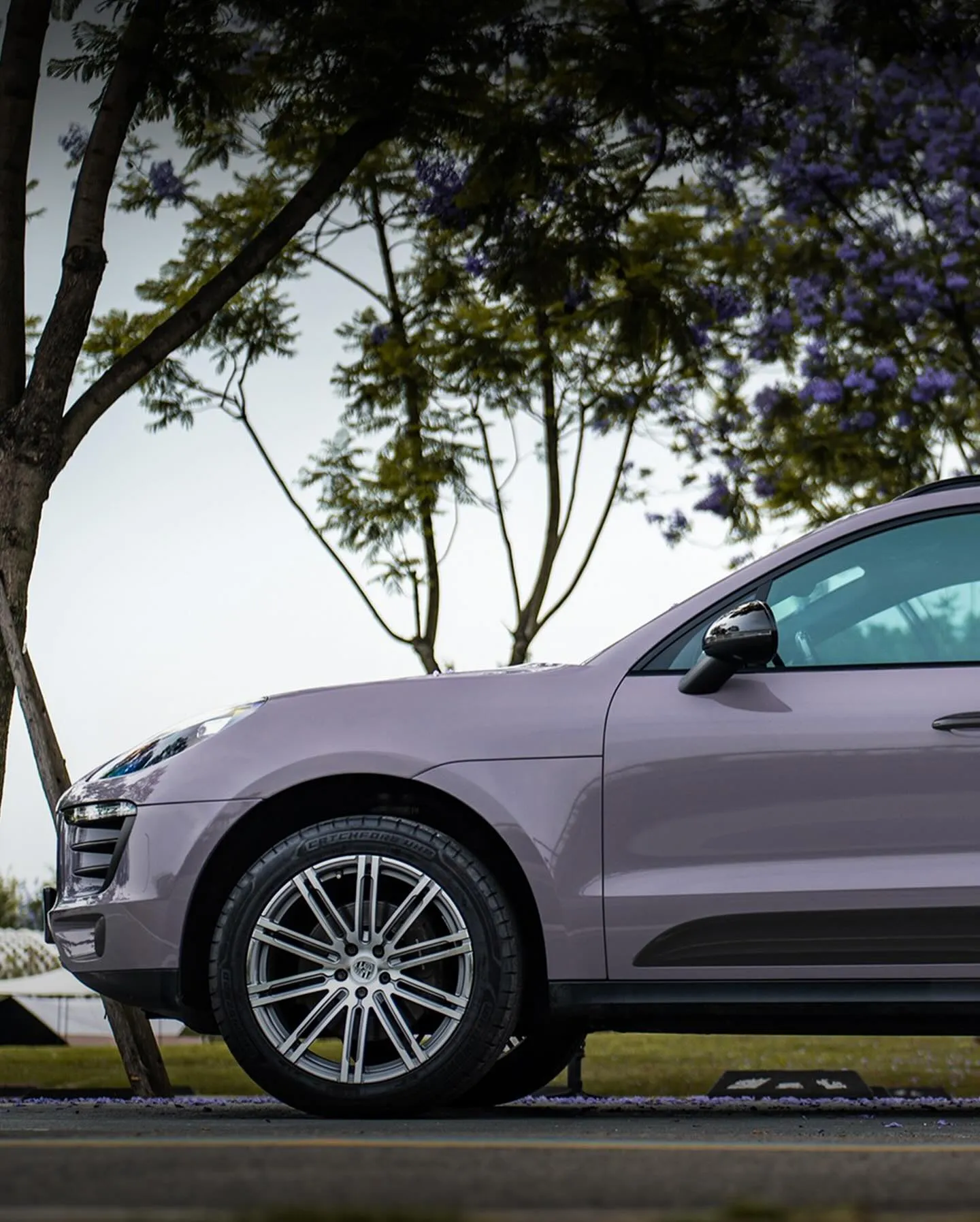 Porsche Macan S в пленке Super Gloss Provence Purple. View 2