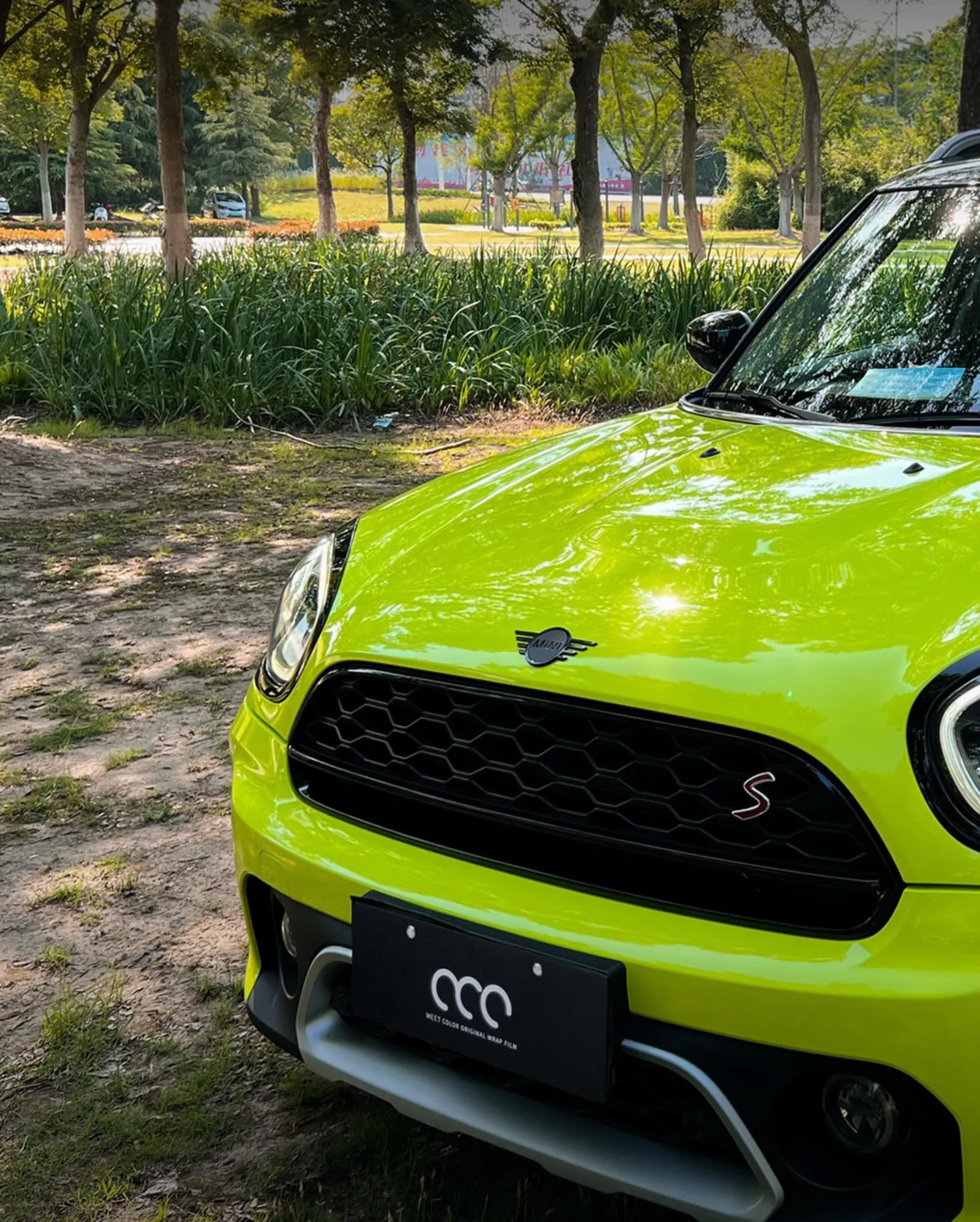 Mini Clubman S в пленке Super Glossy Fluo Green. View 2