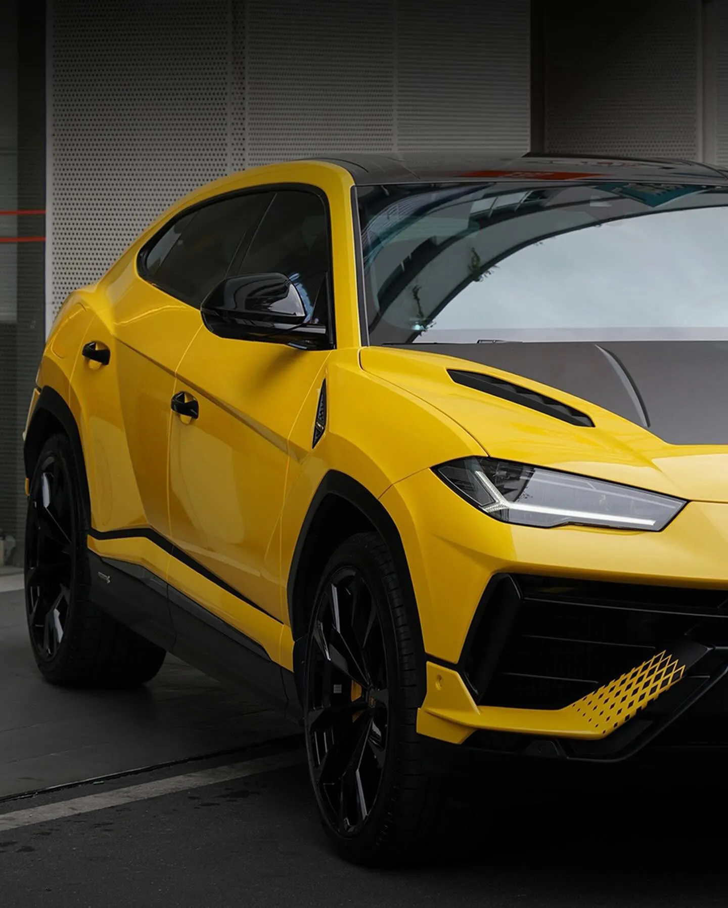 Lamborghini Urus, оклеенный пленкой MC Films High Gloss Giallo Auge. View 1