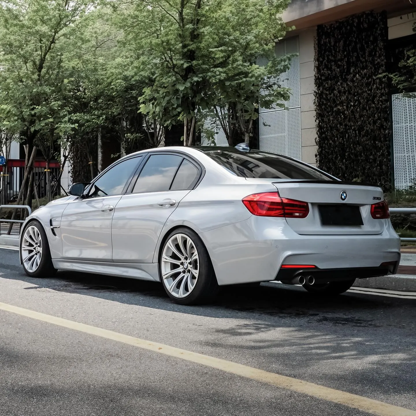 BMW 330i, оклеенный пленкой MC Films YC45 Super Gloss Brooklyn Grey.