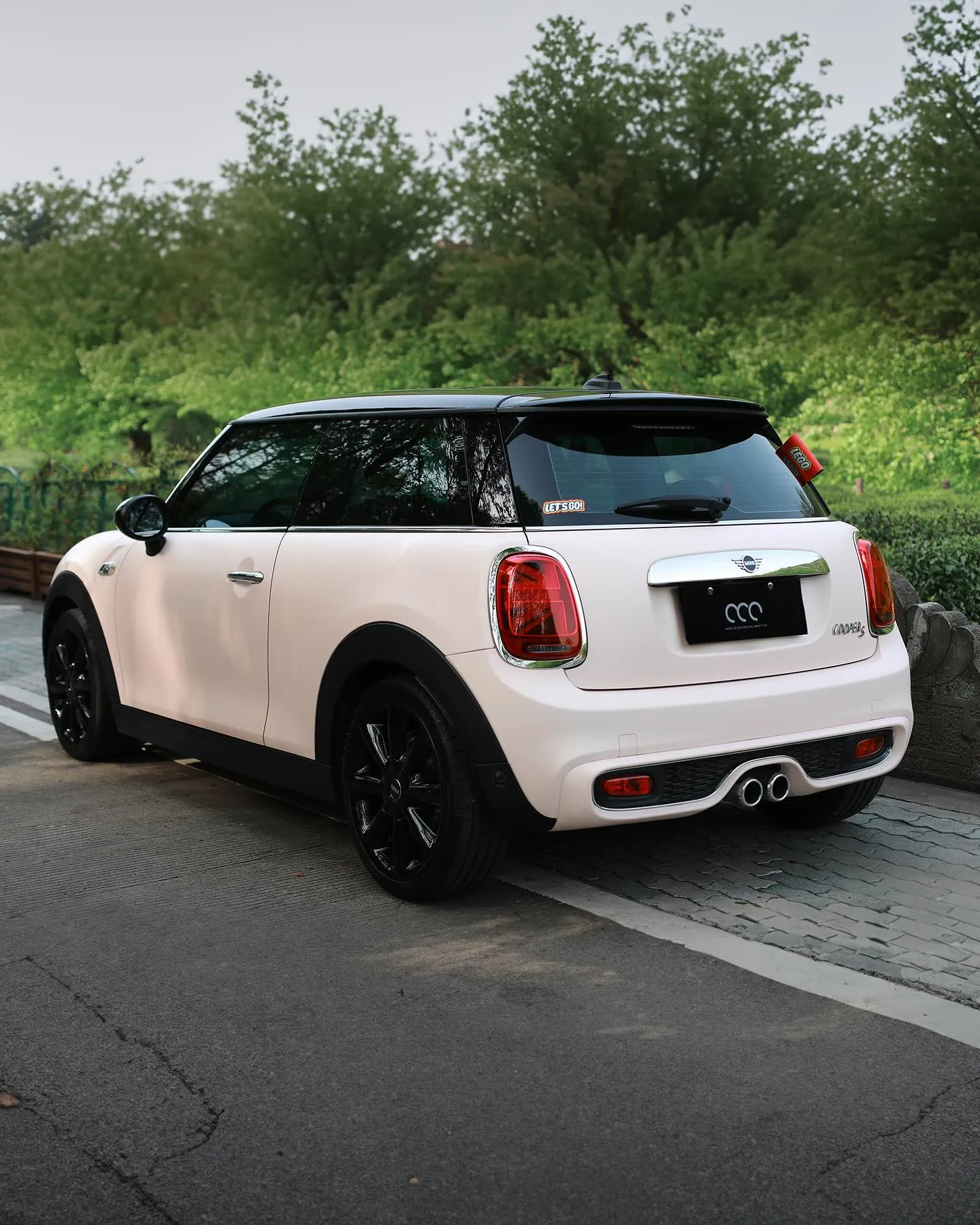 Mini Cooper S, оклеенный пленкой MC Films Original Soft Smog Pink.