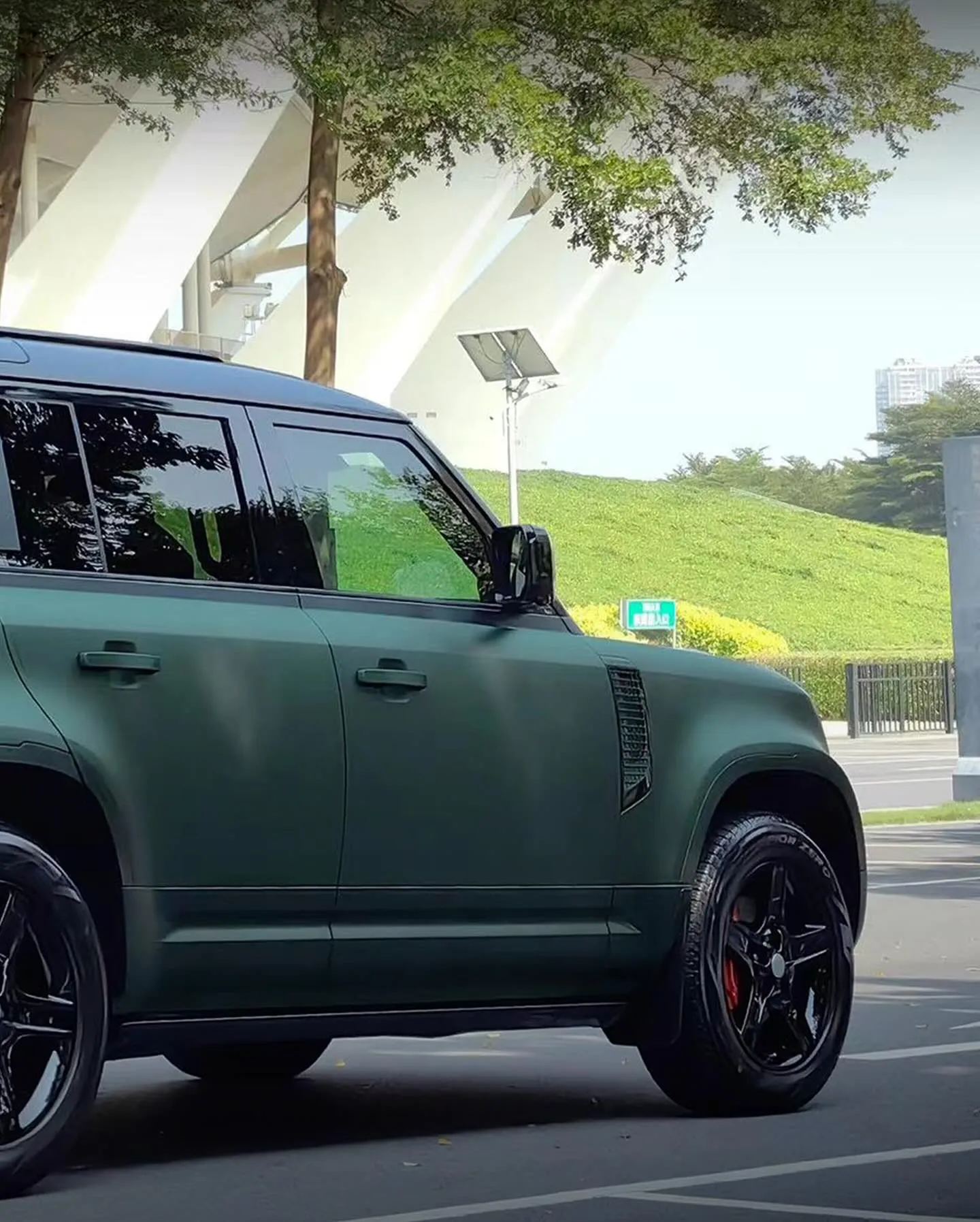 Landrover Defender, оклеенный пленкой MC Films Super Matte Metallic Millenium Green. - изображение 4