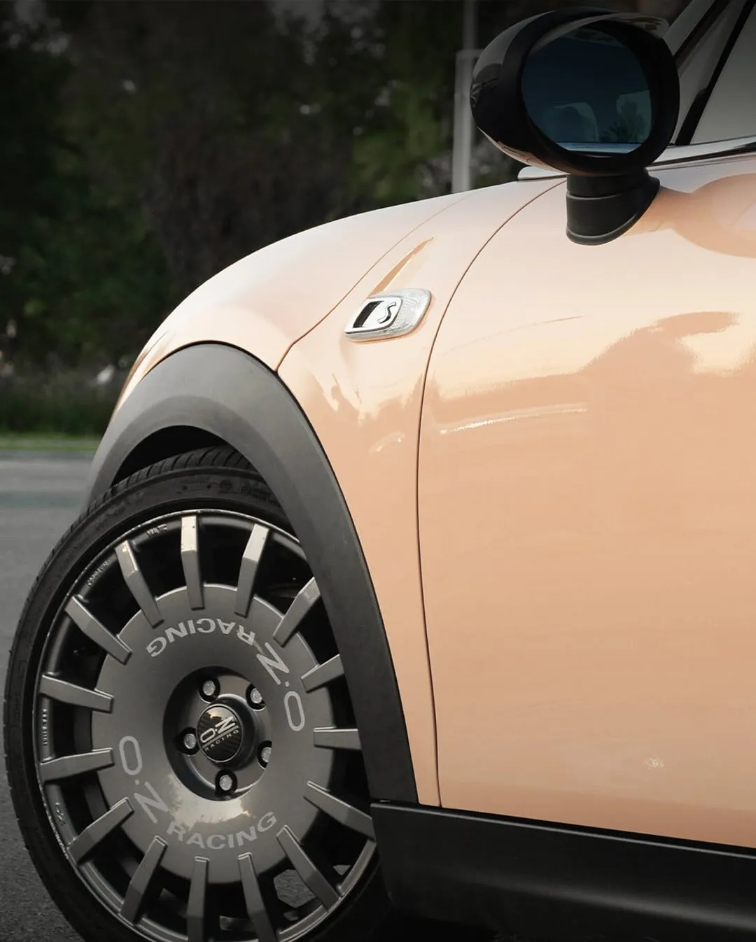 Mini Cooper S в пленке High Gloss Vibrant Coral.