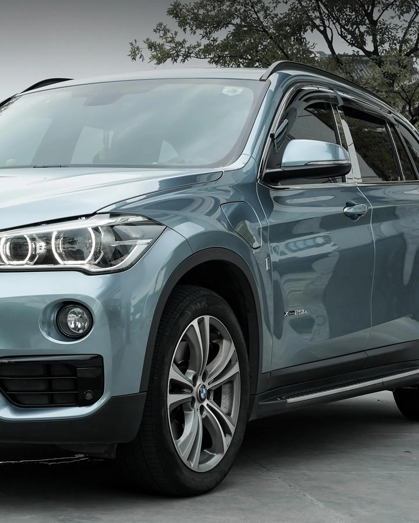 BMW X1, оклеенный пленкой MC Films Gloss Metallic Somato Blue. - изображение 4