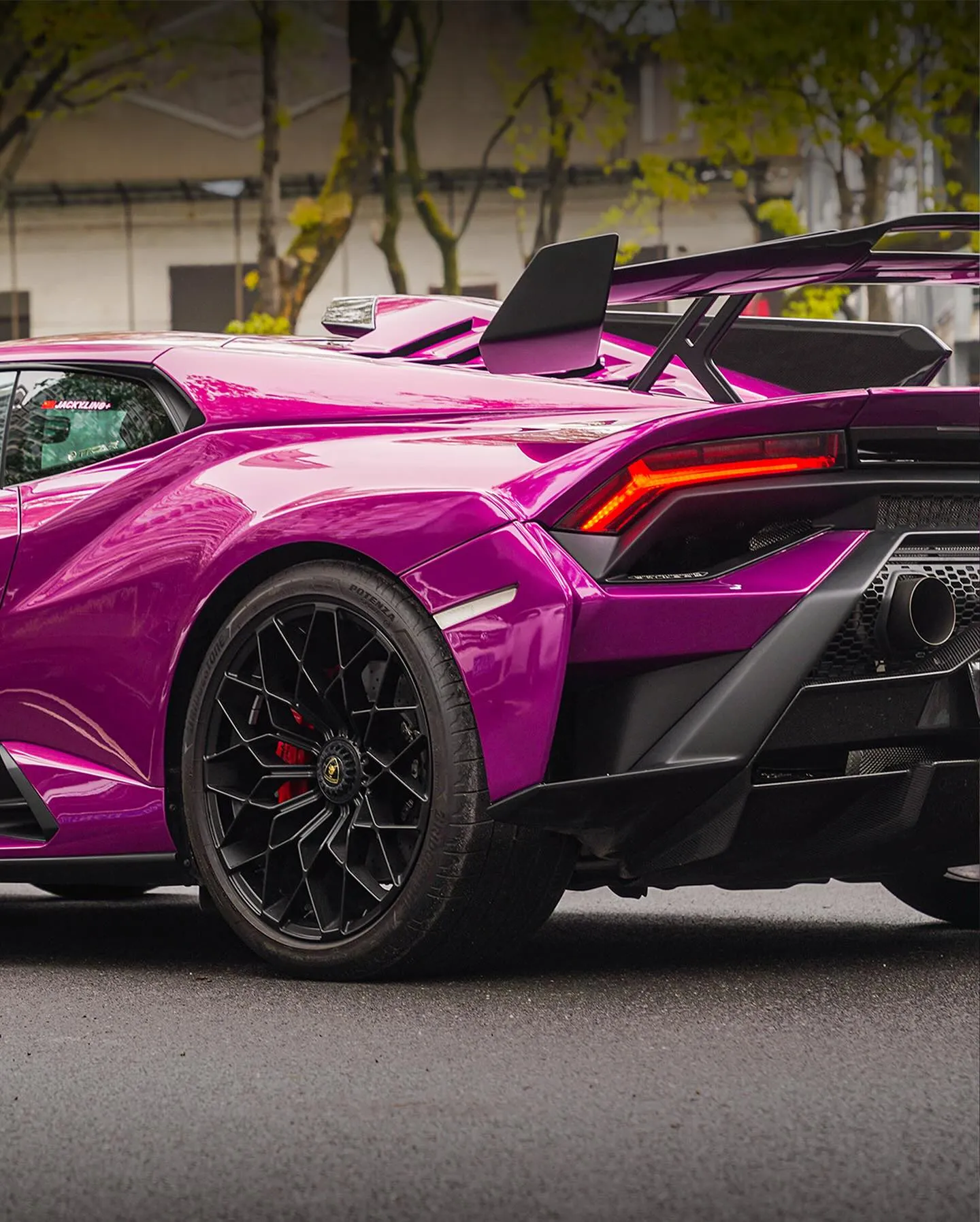 Lamborghini Huracan STO, оклеенный пленкой MC Films Super Gloss Beetroot Purple. - изображение 7