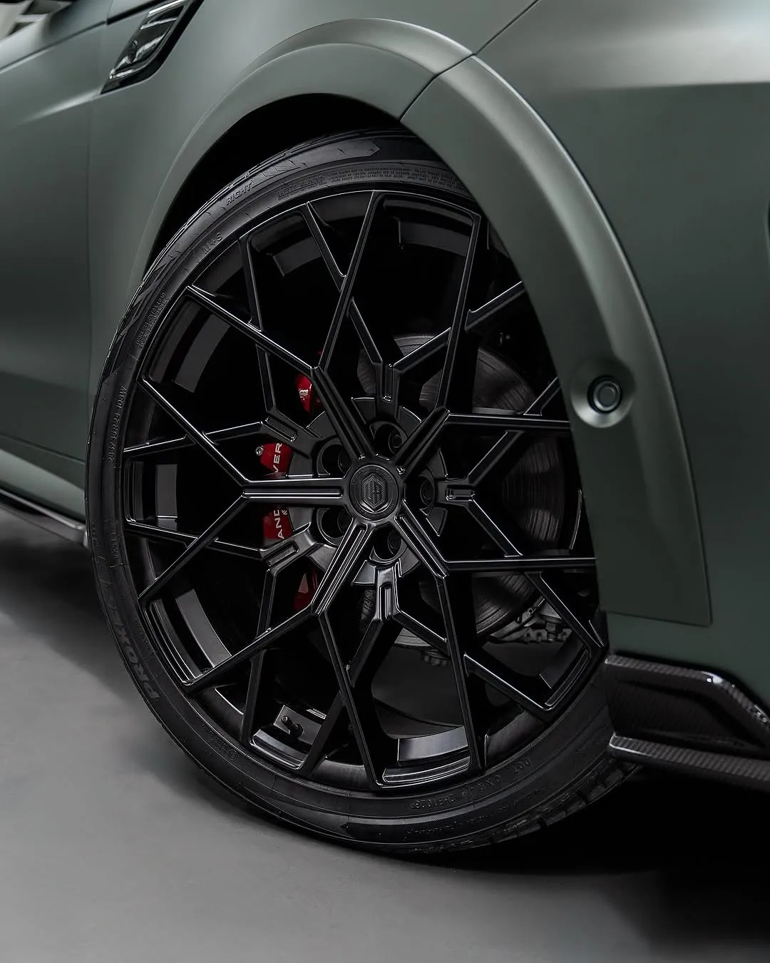 Land Rover Range Rover protected with Inozetek Gloss Midnight Moss Dynamic PPF - изображение 4