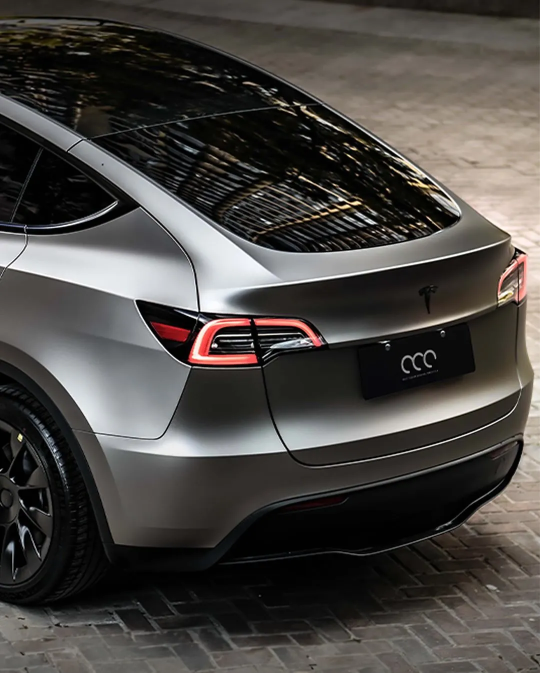 Tesla Model Y в пленке Matte Monza Grey Magno. View 2
