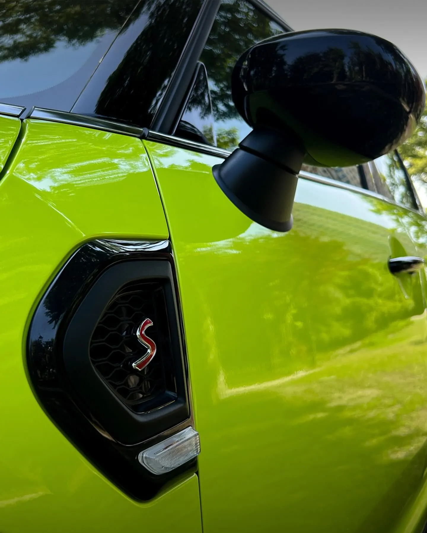 Mini Clubman S в пленке Super Glossy Fluo Green. View 1
