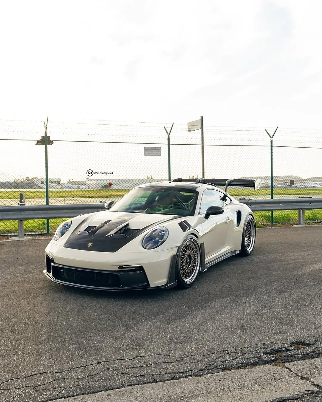 Porsche 992 GT3RS wrapped in Inozetek Boneyard White film. - изображение 4