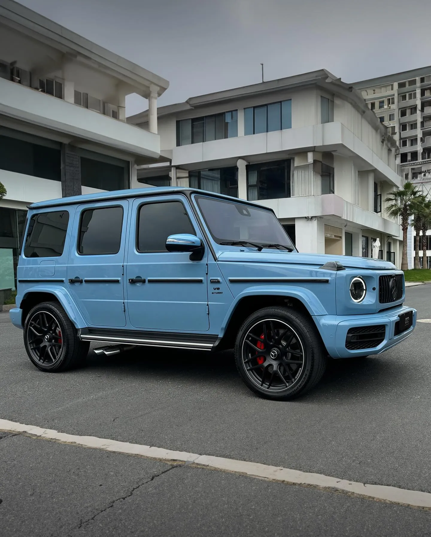 Mercedes G63, оклеенный пленкой MC Films Super Gloss China Blue.
