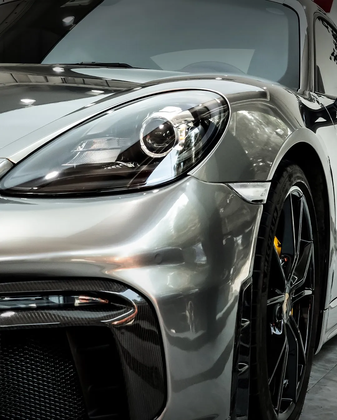 Porsche Cayman 718 в пленке Liquid Metallic Silver. View 2