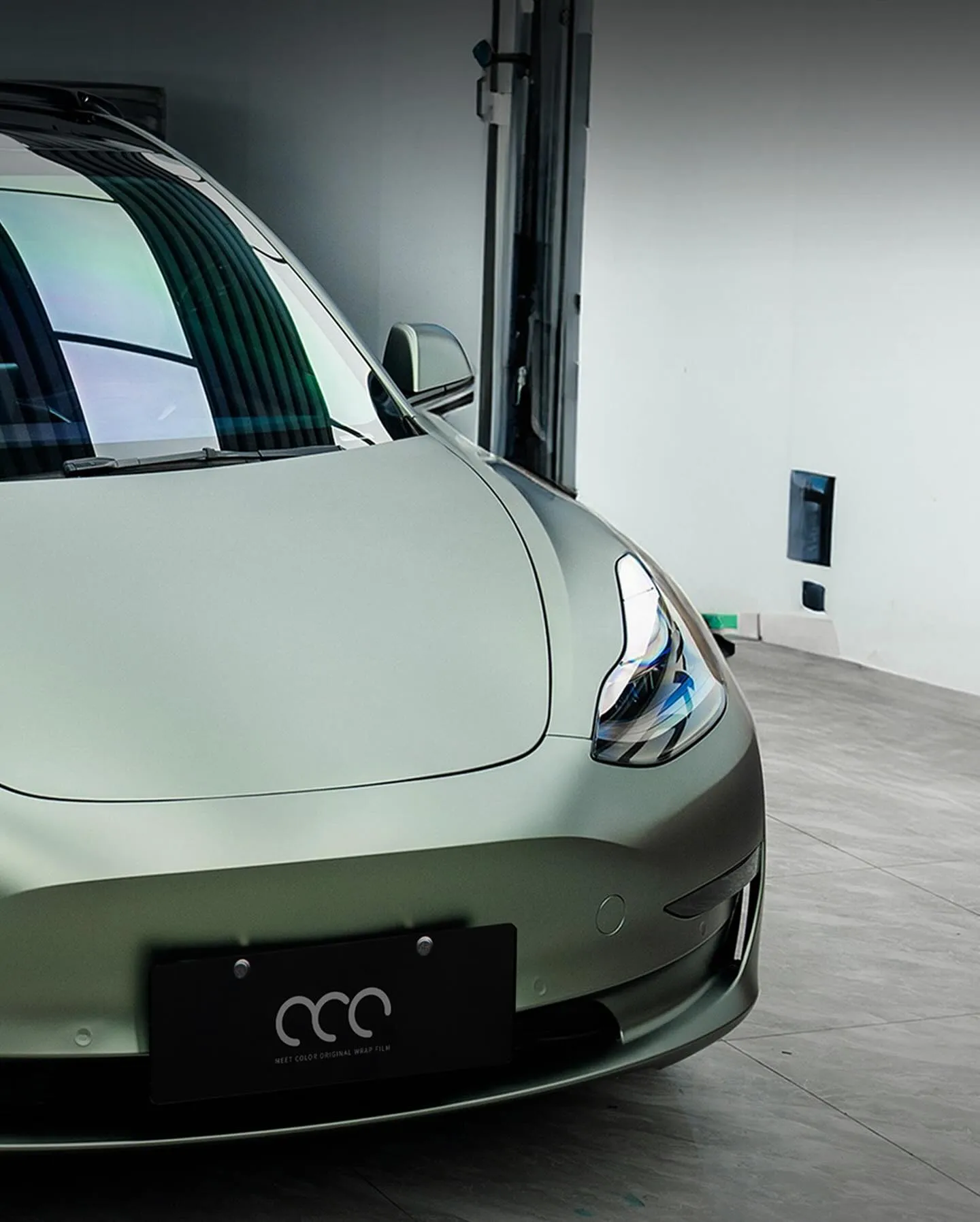 Tesla Model 3, оклеенный пленкой MC Films Matte Metallic Grey Green. - изображение 4