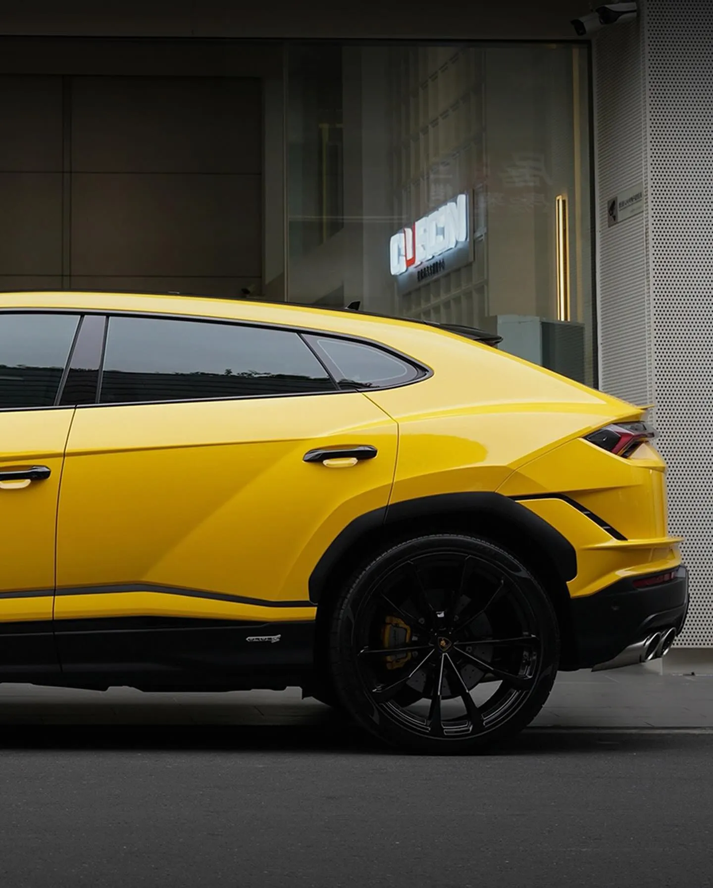 Lamborghini Urus, оклеенный пленкой MC Films High Gloss Giallo Auge. - изображение 4