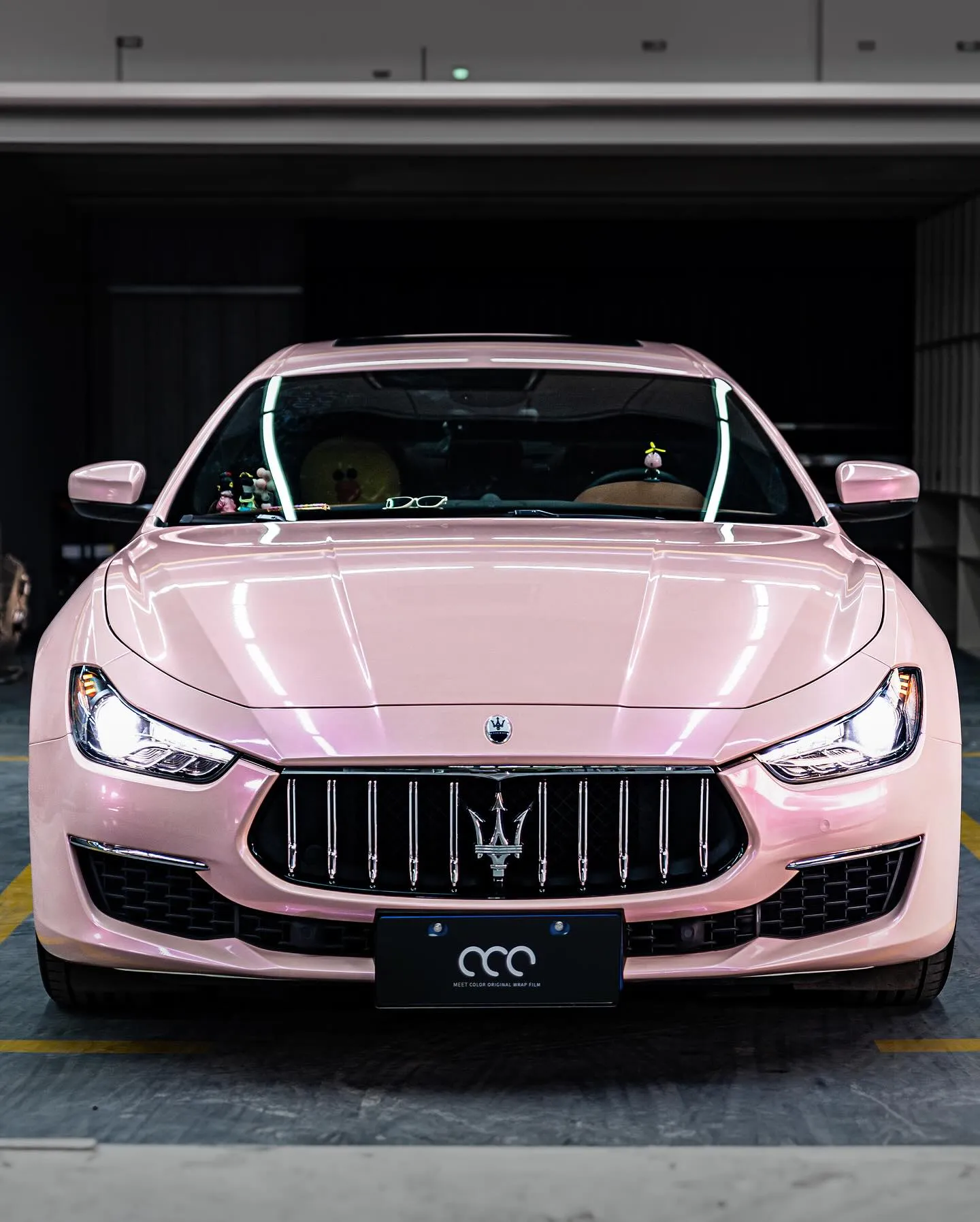 Maserati Quattroporte, оклеенный пленкой MC Films Maserati FM90 Fantastic Pink.