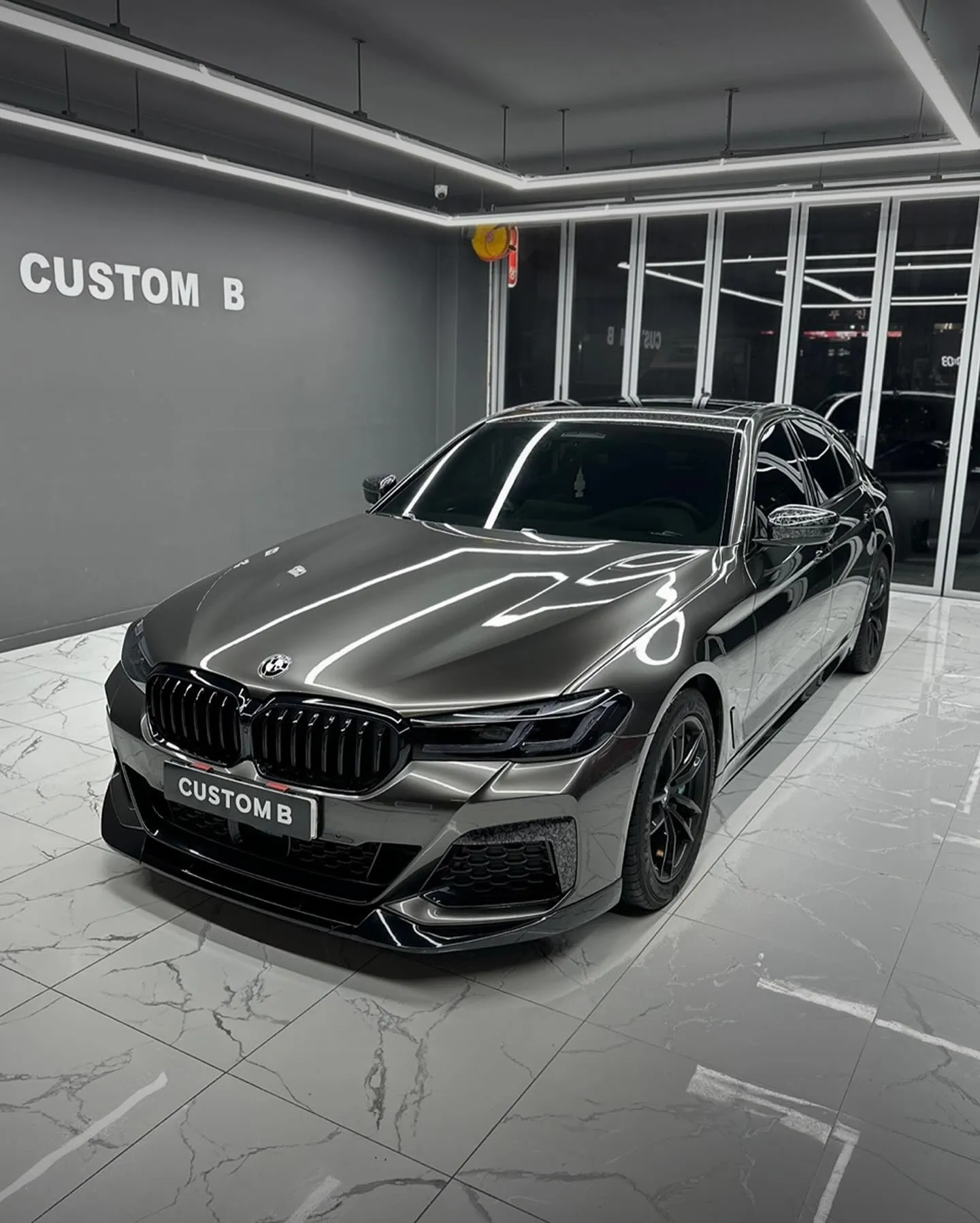 BMW 5 Series, оклеенный пленкой MC Films High Gloss Liquid Metallic Gun Grey.