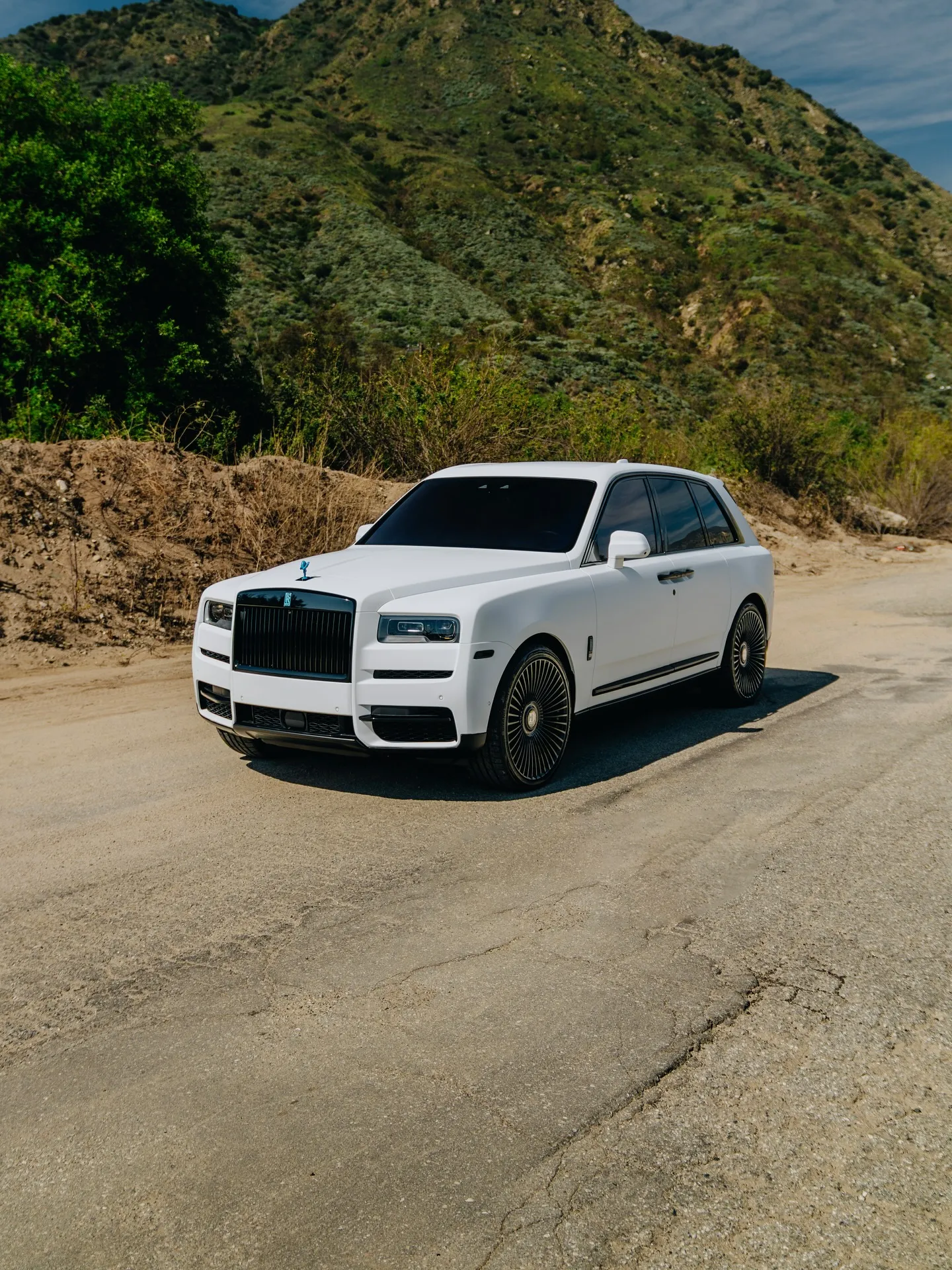 Rolls Royce Cullinan protected with Inozetek Dynamic PPF Satin Pearl White film. View 2